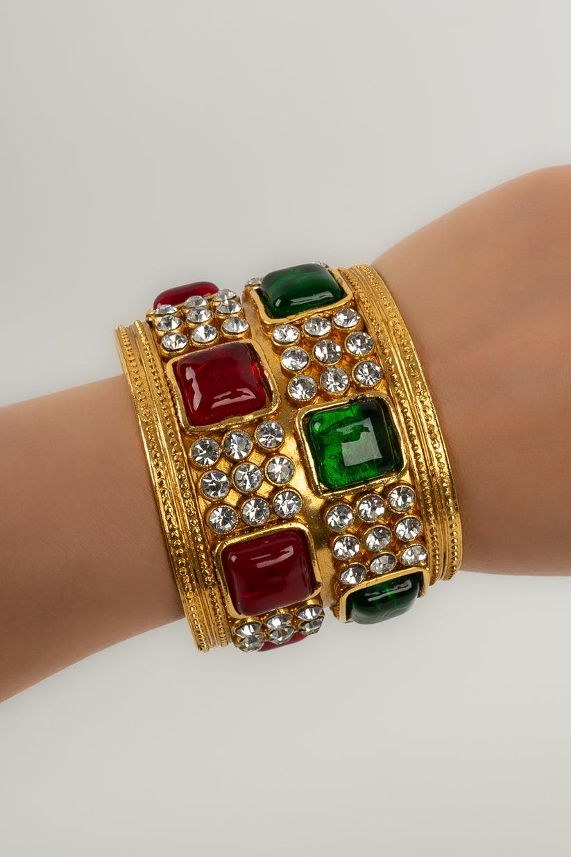Chanel - (Made in France) Cuff bracelet in gold-plated metal paved with Swarovski rhinestones and glass paste cabochons. Collection 2cc3.

Additional information:
Dimensions: Circumference: 15.5 cm
Opening: 2 cm
Height: 5 cm
Condition: Very good