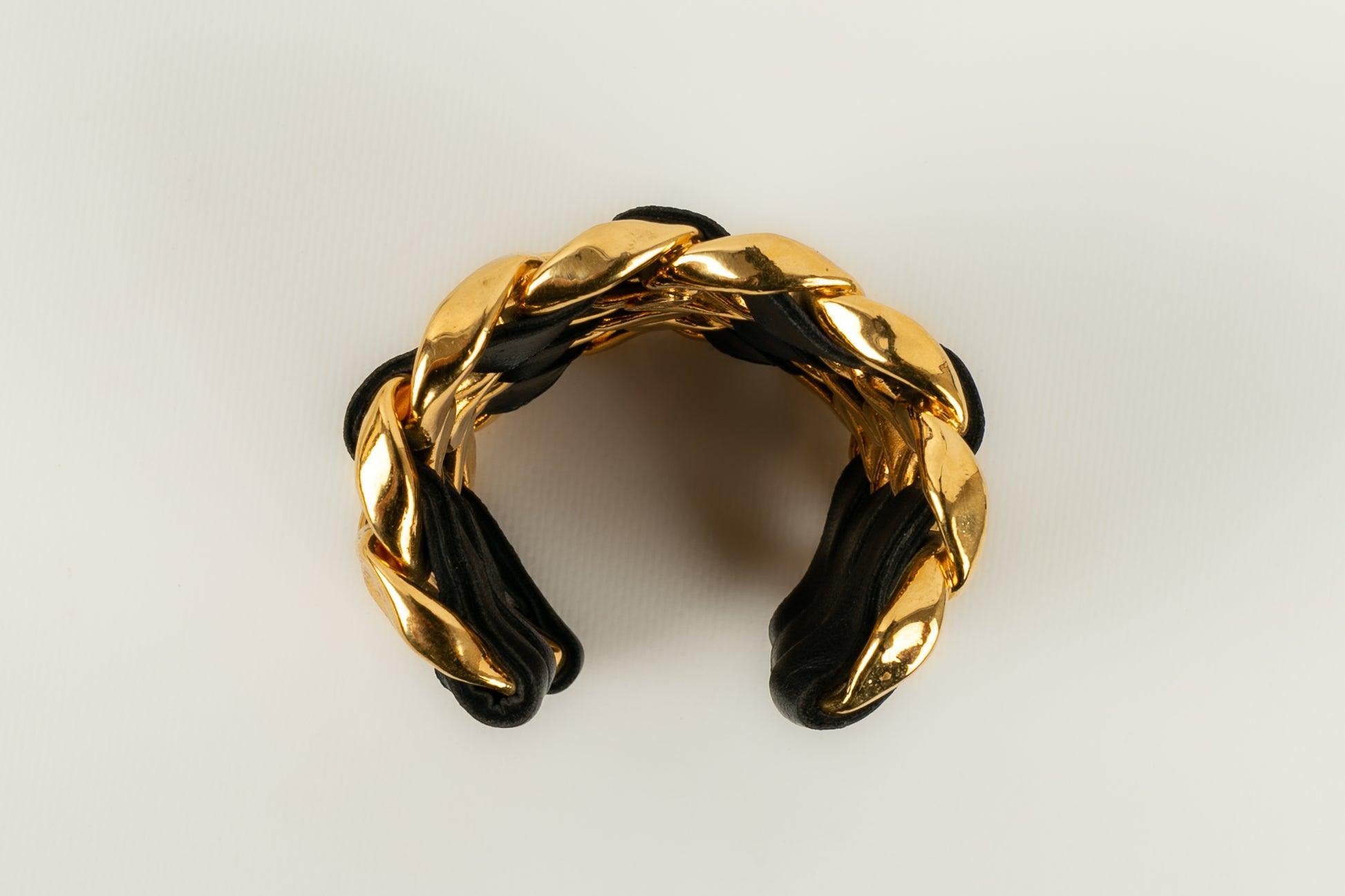 Chanel - (Made in France) Cuff bracelet in golden metal and black leather. 2cc3 Collection.

Additional information:
Condition: Very good condition
Dimensions: Wrist circumference: 14 cm - Opening: 3 cm - Length: 8 cm

Seller Reference: BRAB38
