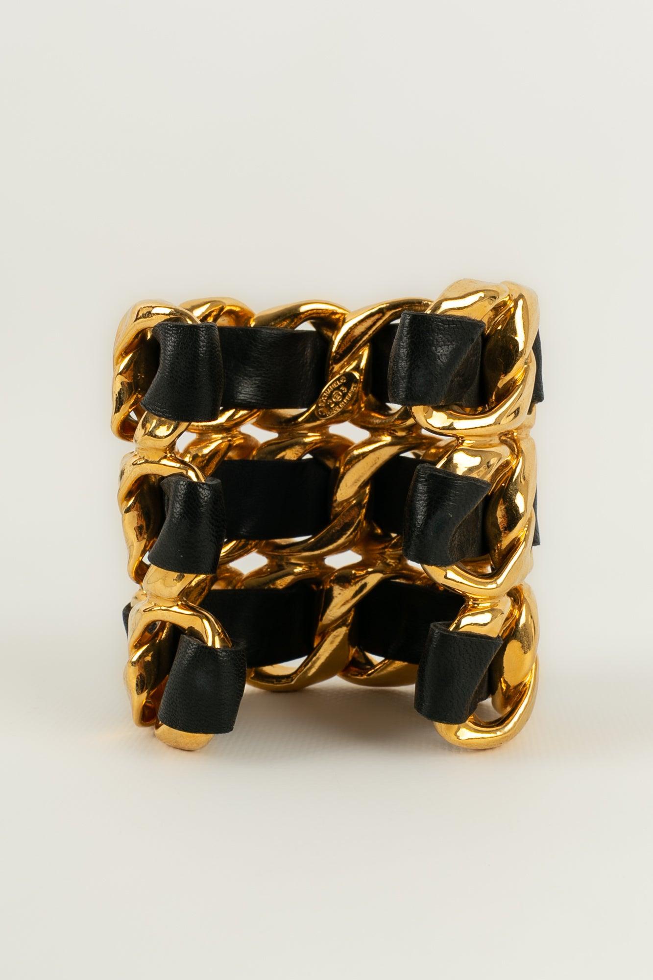 Chanel Cuff Bracelet in Golden Metal and Black Leather In Excellent Condition For Sale In SAINT-OUEN-SUR-SEINE, FR
