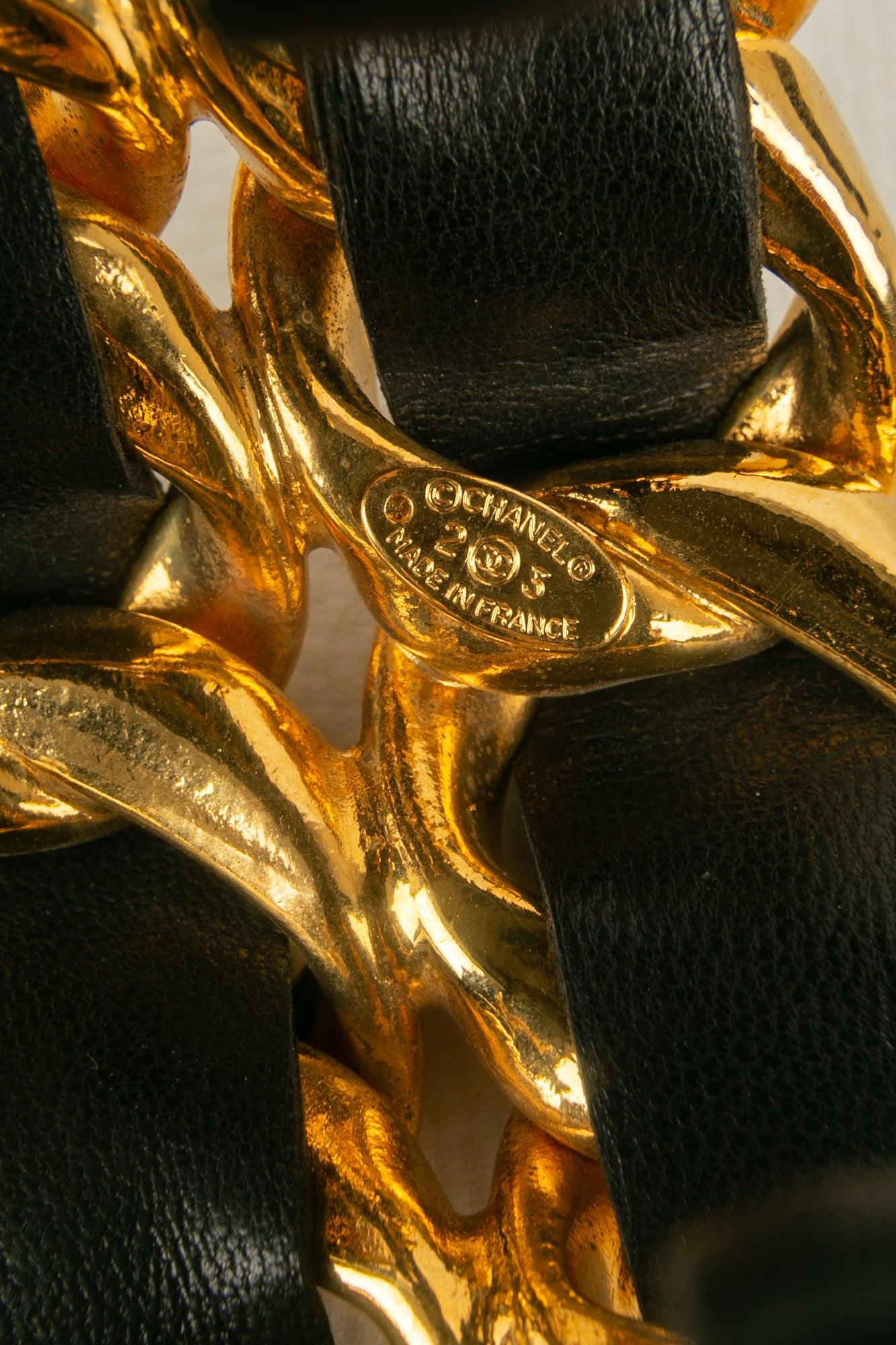 Chanel Cuff Bracelet in Golden Metal and Black Leather For Sale 3