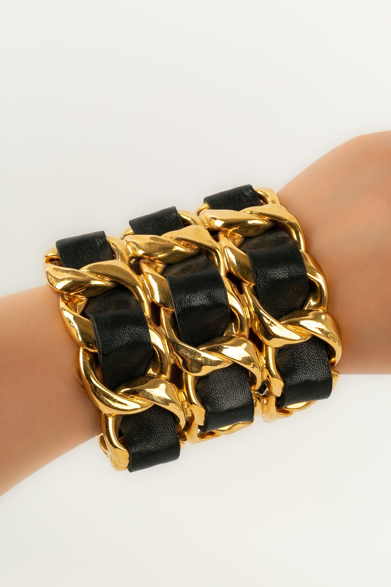 Chanel Cuff Bracelet in Golden Metal and Black Leather For Sale 4