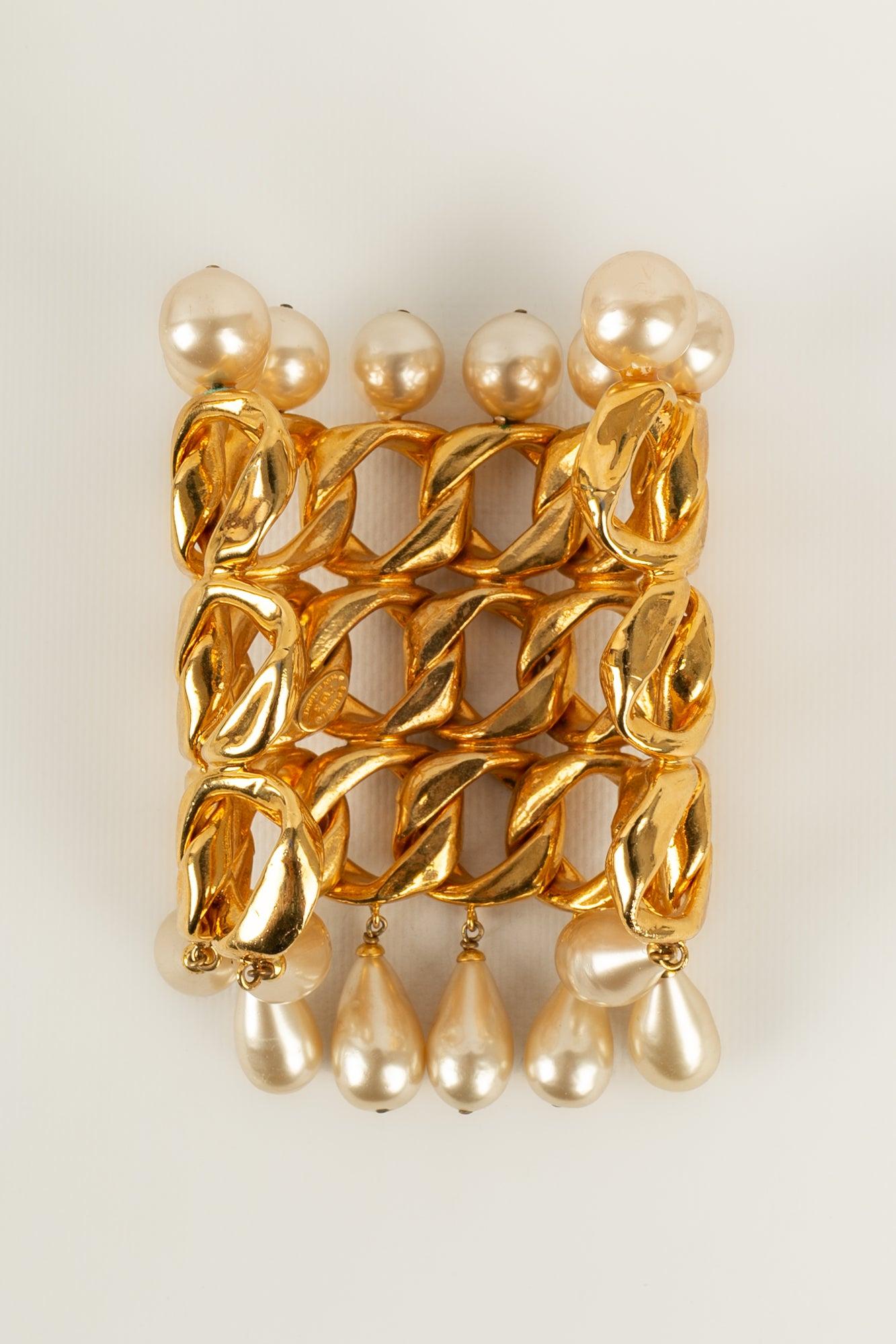 Chanel - (Made in France) Cuff in golden metal, costume pearls, and pearly drops. 2cc3 Collection. To be noted, verdigris and few marks on the pearls.

Additional information:
Condition: Good condition
Dimensions: Circumference: 15 cm - Opening: 4