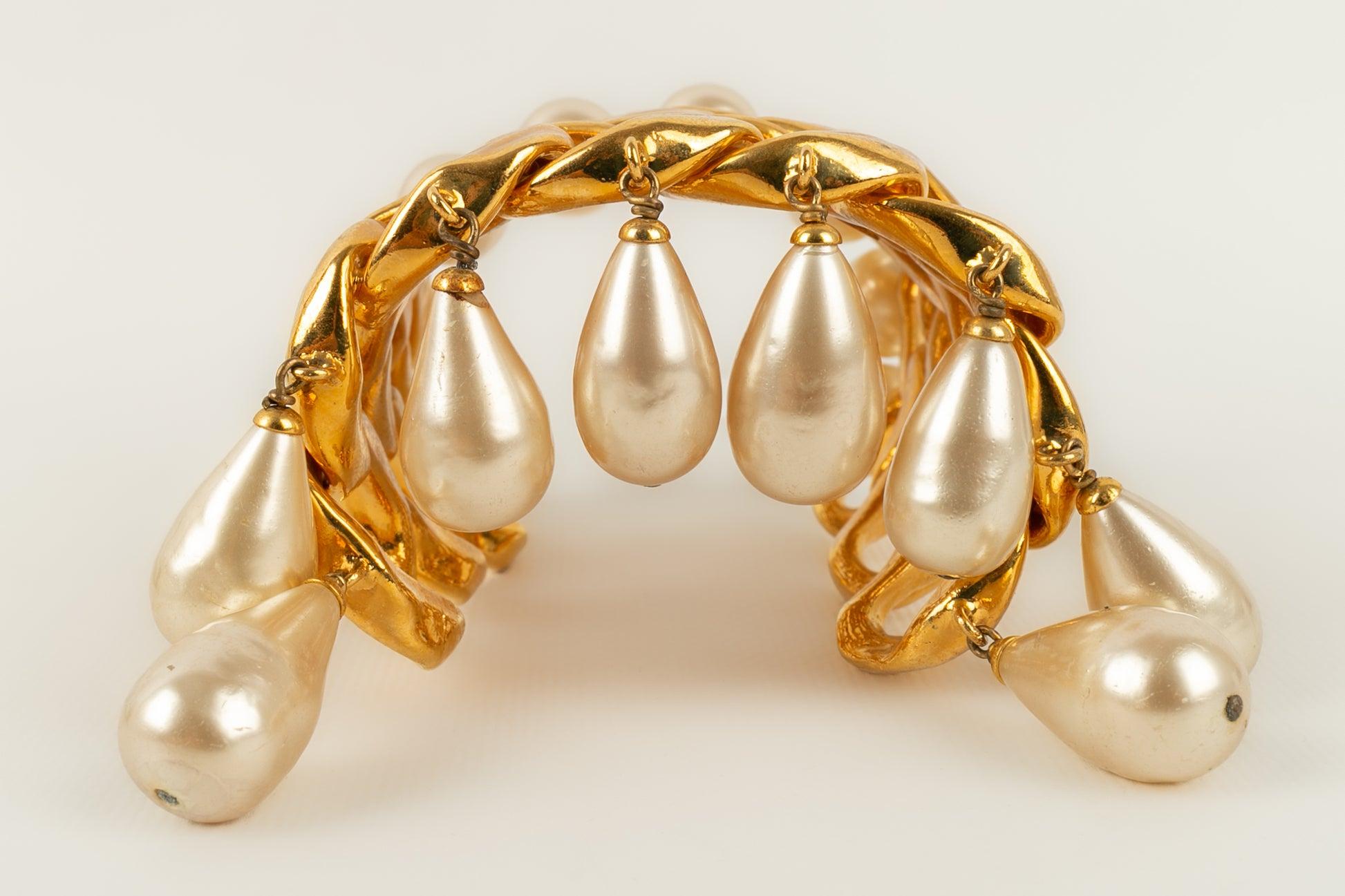 Chanel Manschettenarmband aus goldenem Metall, Kostümperlen und perlenbesetzten Tropfen im Zustand „Gut“ im Angebot in SAINT-OUEN-SUR-SEINE, FR