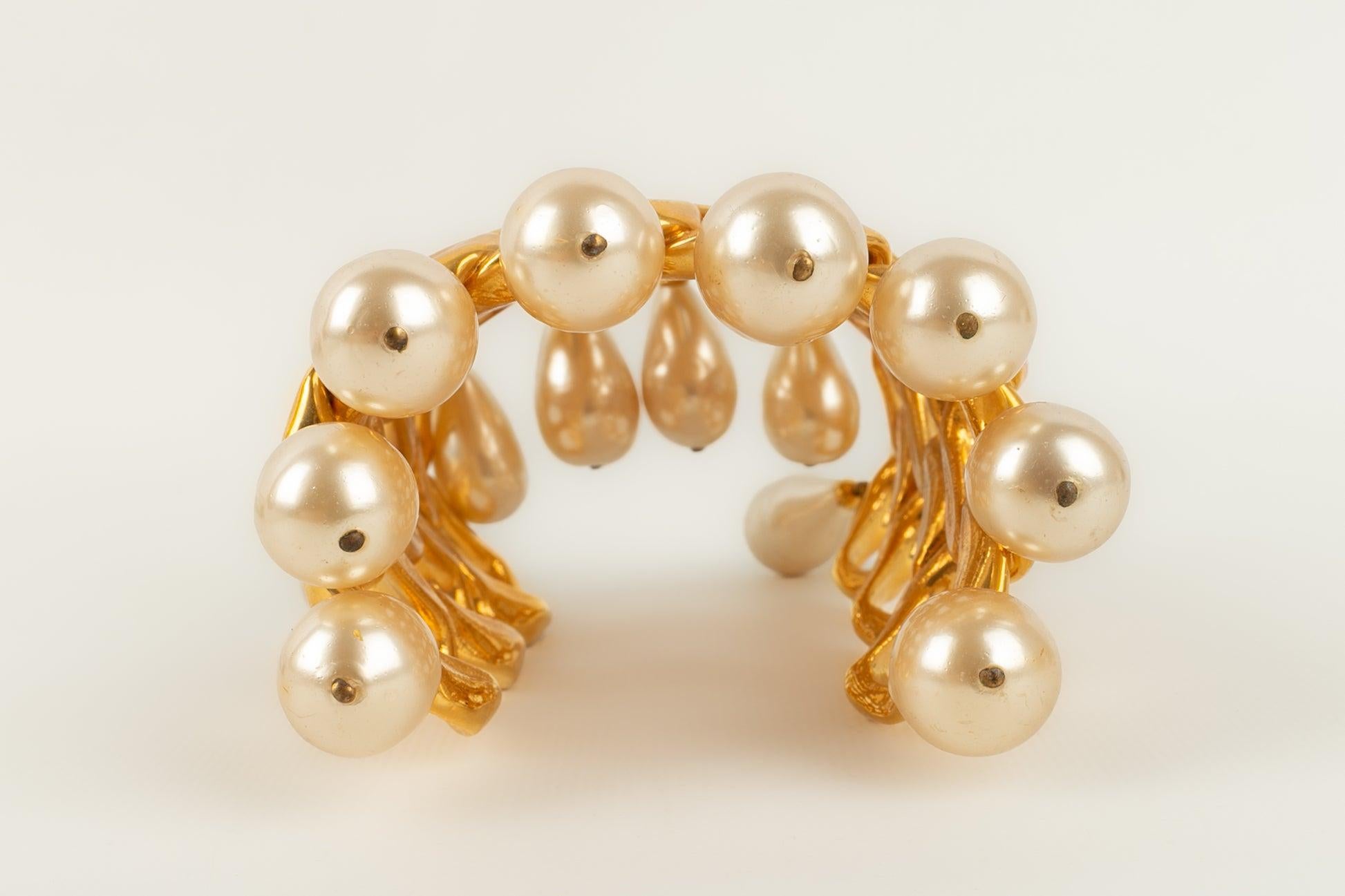 Chanel Manschettenarmband aus goldenem Metall, Kostümperlen und perlenbesetzten Tropfen Damen im Angebot