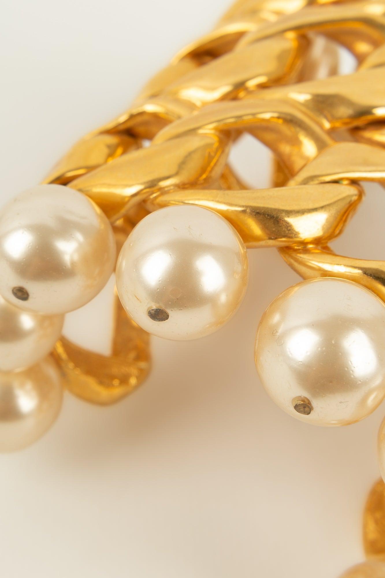 Chanel Manschettenarmband aus goldenem Metall, Kostümperlen und perlenbesetzten Tropfen im Angebot 2