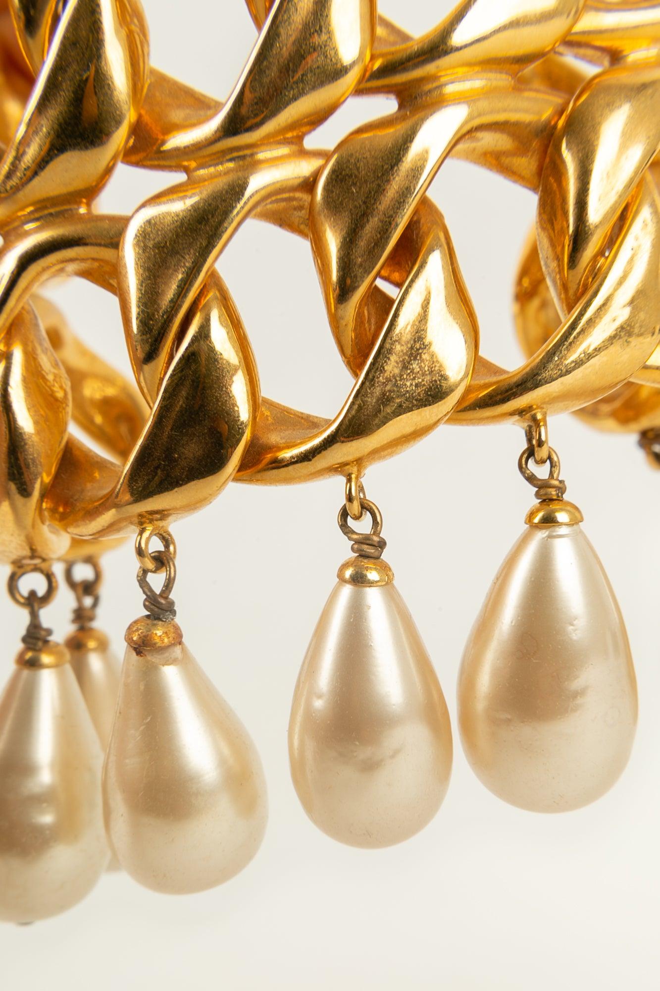 Chanel Manschettenarmband aus goldenem Metall, Kostümperlen und perlenbesetzten Tropfen im Angebot 3