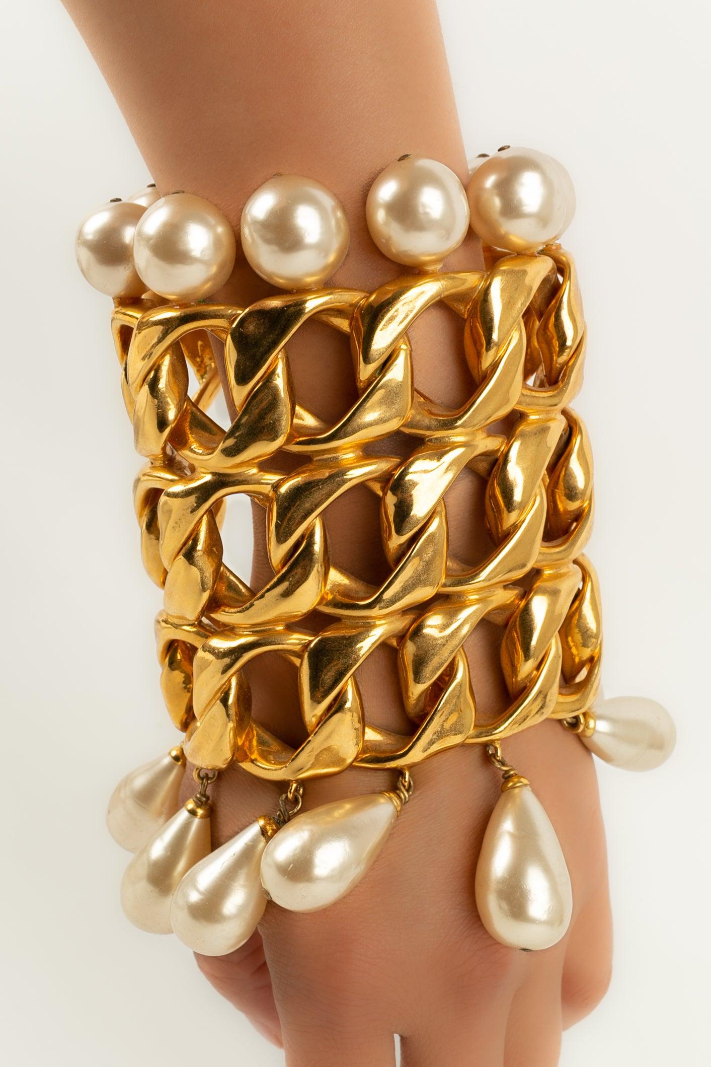 Chanel Manschettenarmband aus goldenem Metall, Kostümperlen und perlenbesetzten Tropfen im Angebot 4