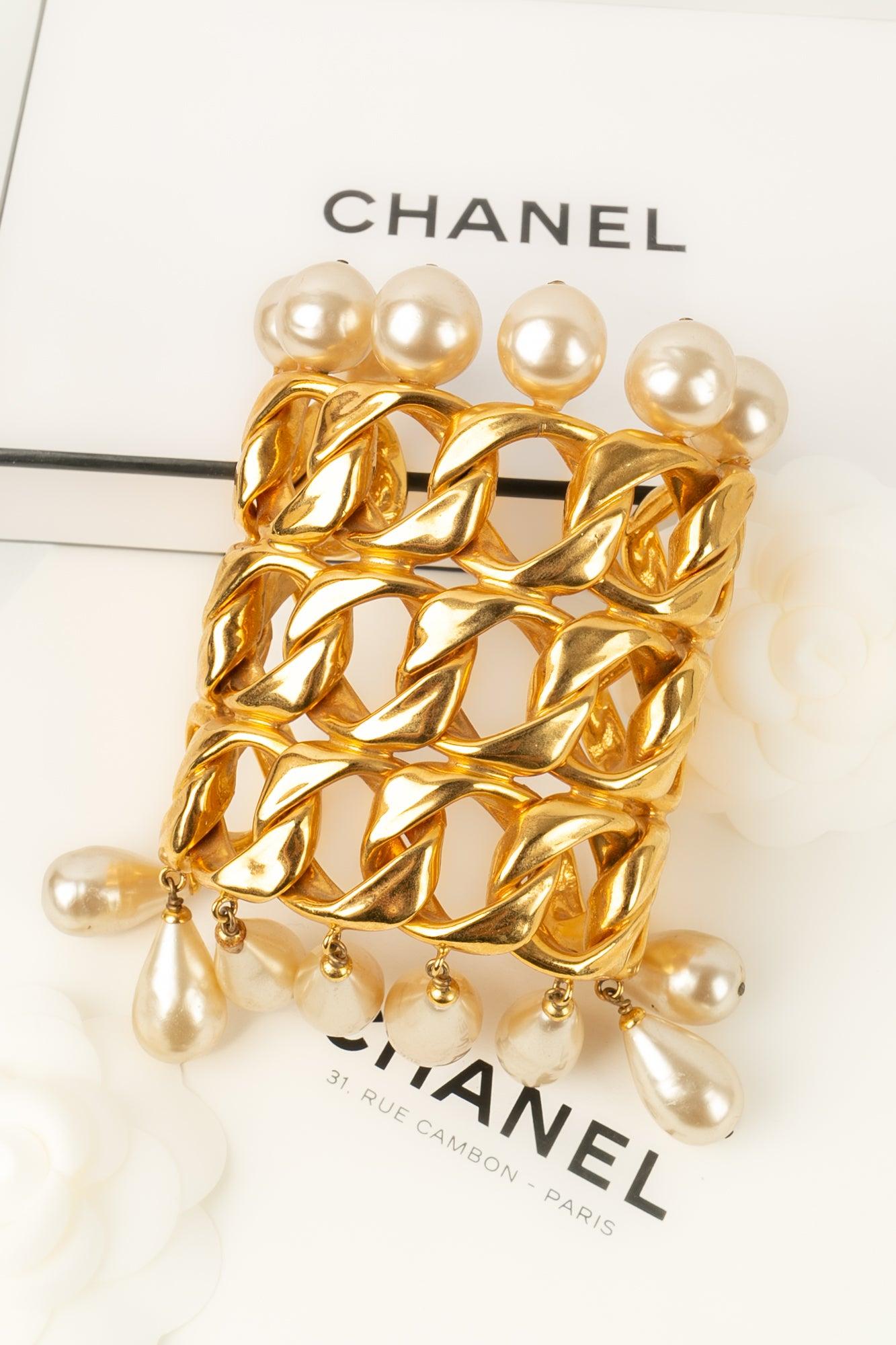 Chanel Manschettenarmband aus goldenem Metall, Kostümperlen und perlenbesetzten Tropfen im Angebot 5