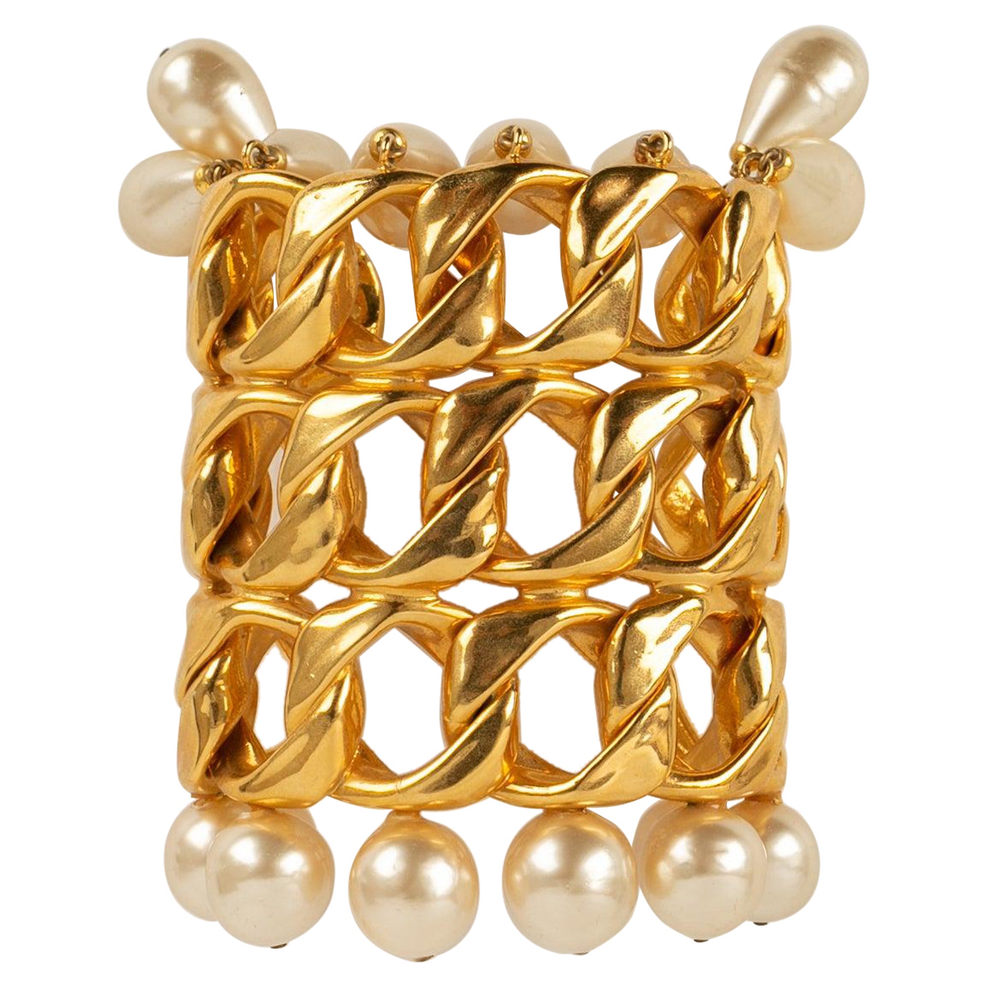 Brazalete Chanel de metal dorado, perlas de fantasía y gotas nacaradas