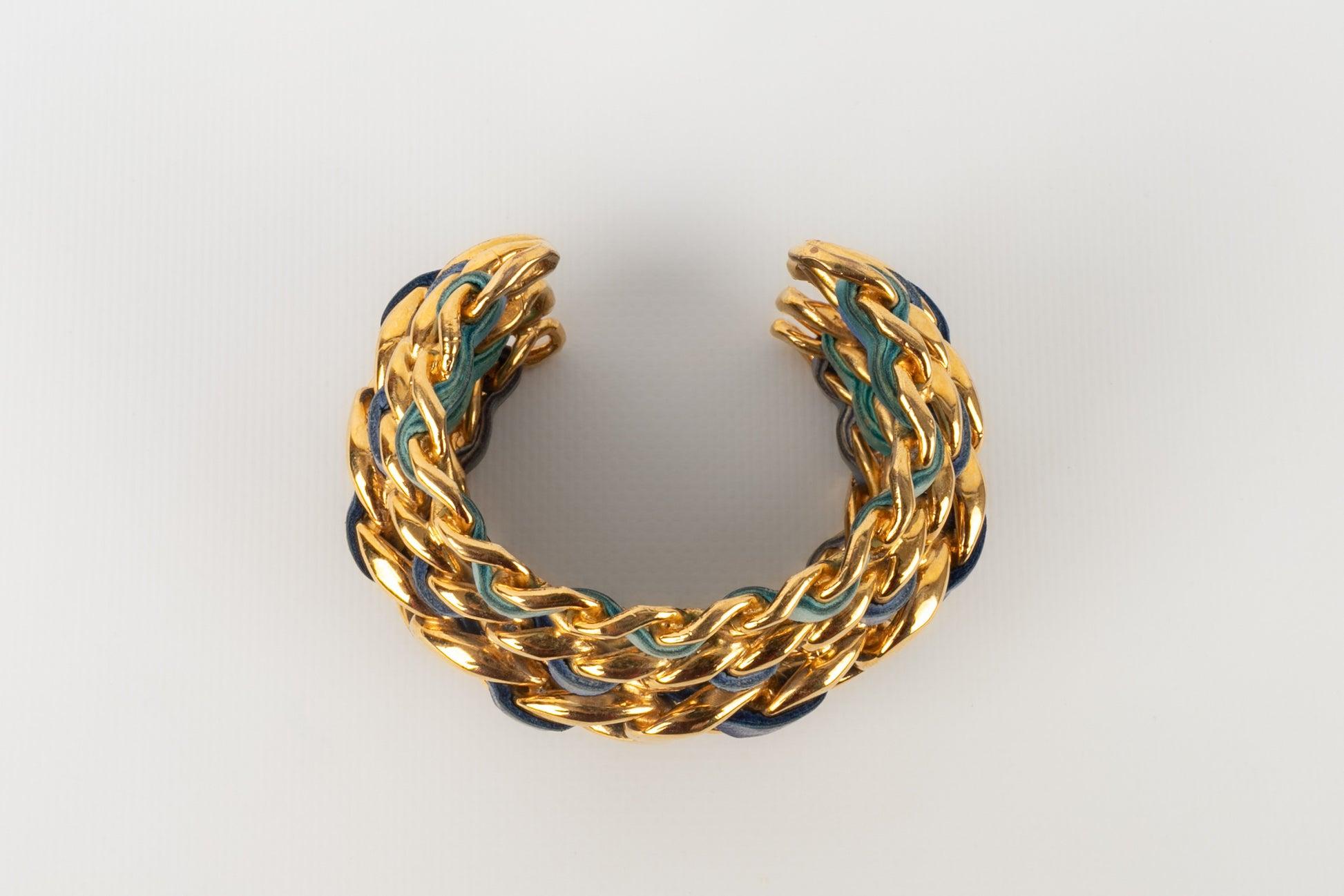 Chanel Cuff Bracelet in Golden Metal Interlaced with Blue Tone Leather, 1991 In Good Condition For Sale In SAINT-OUEN-SUR-SEINE, FR