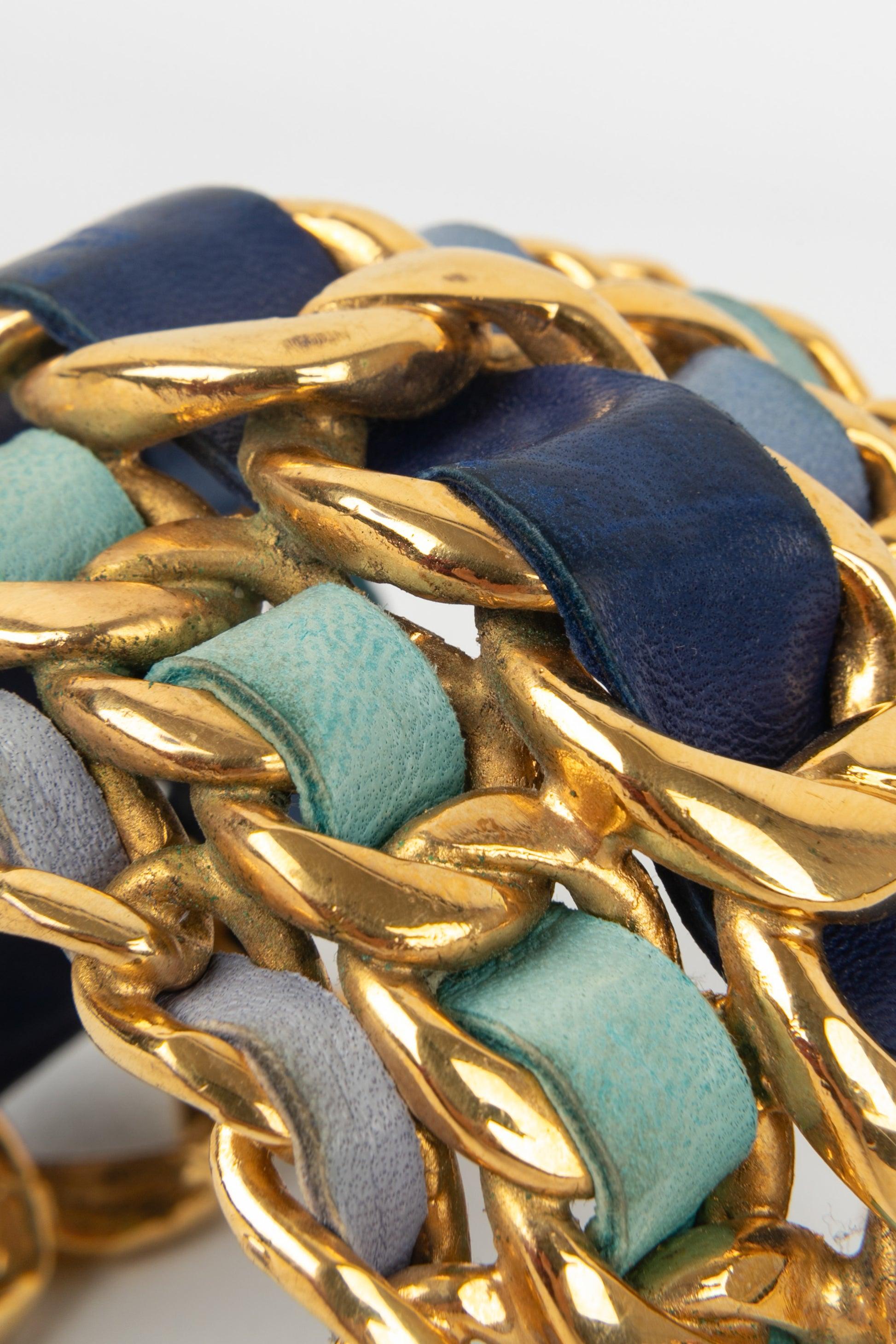 Chanel Cuff Bracelet in Golden Metal Interlaced with Blue Tone Leather, 1991 For Sale 2