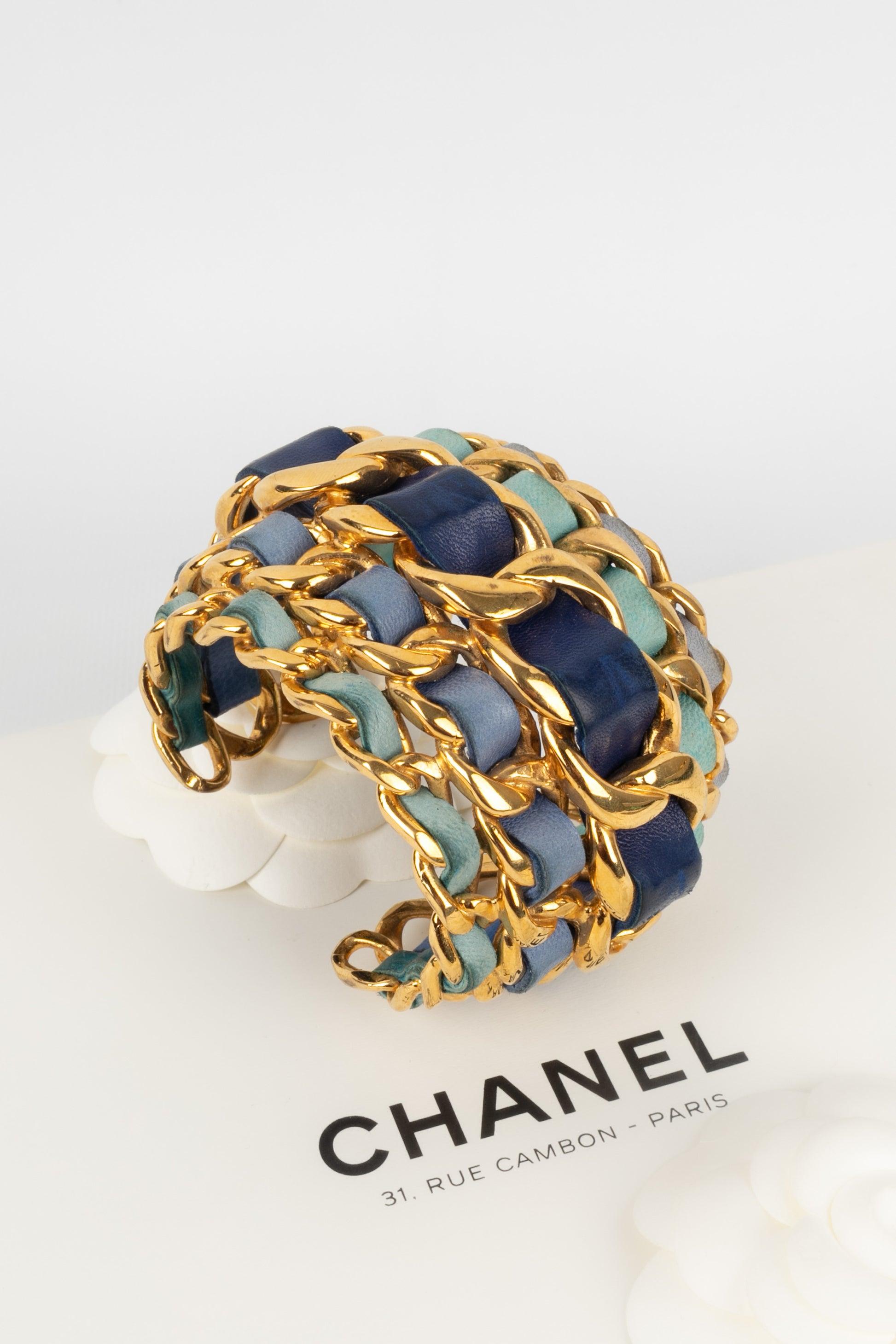Chanel Cuff Bracelet in Golden Metal Interlaced with Blue Tone Leather, 1991 For Sale 4