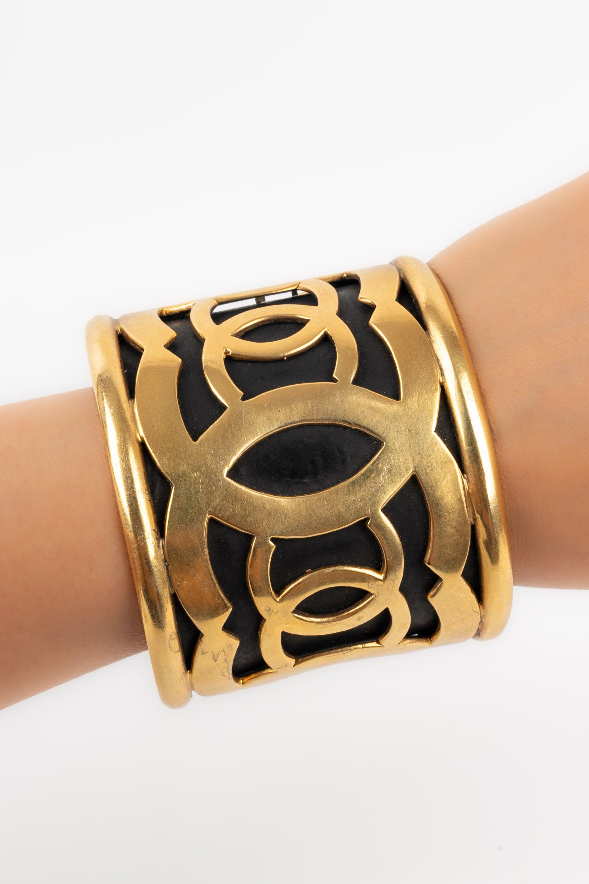 Chanel Manschettenarmband aus goldenem Metall auf schwarzem Hintergrund im Angebot 5
