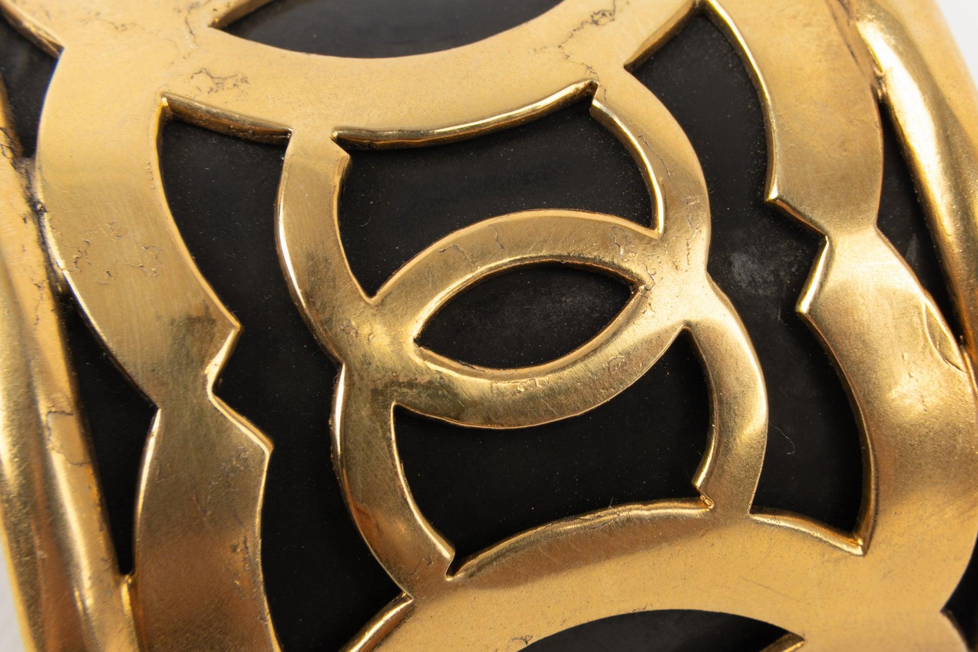 Chanel Manschettenarmband aus goldenem Metall auf schwarzem Hintergrund im Angebot 2