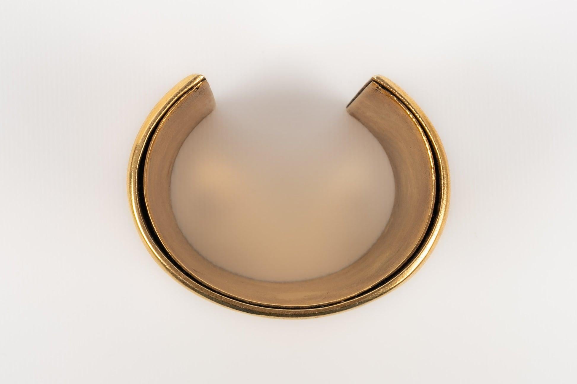 Chanel Manschettenarmband aus goldenem Metall auf schwarzem Hintergrund im Angebot 3