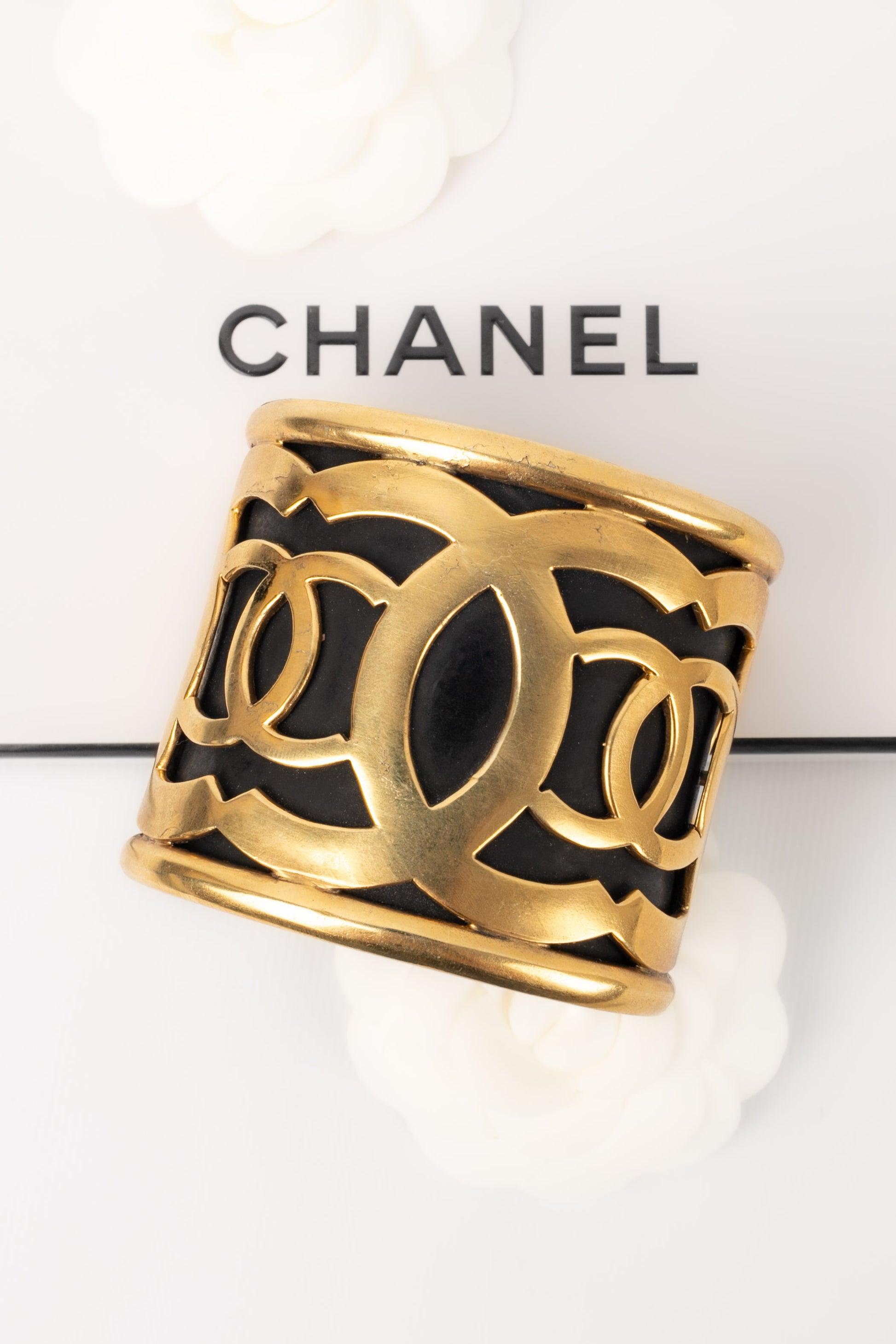 Chanel Cuff Bracelet in Golden Metal on a Black Background For Sale 4
