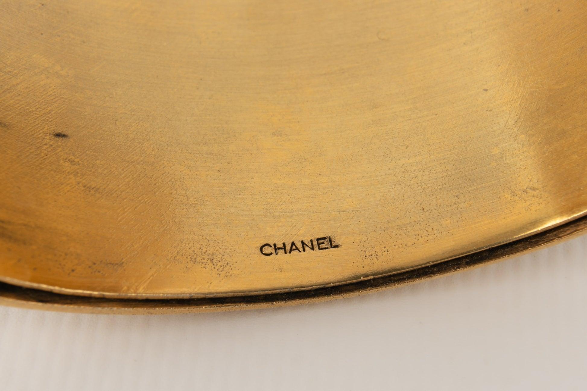 Chanel Cuff Bracelet in Golden Metal on a Black Background For Sale 5
