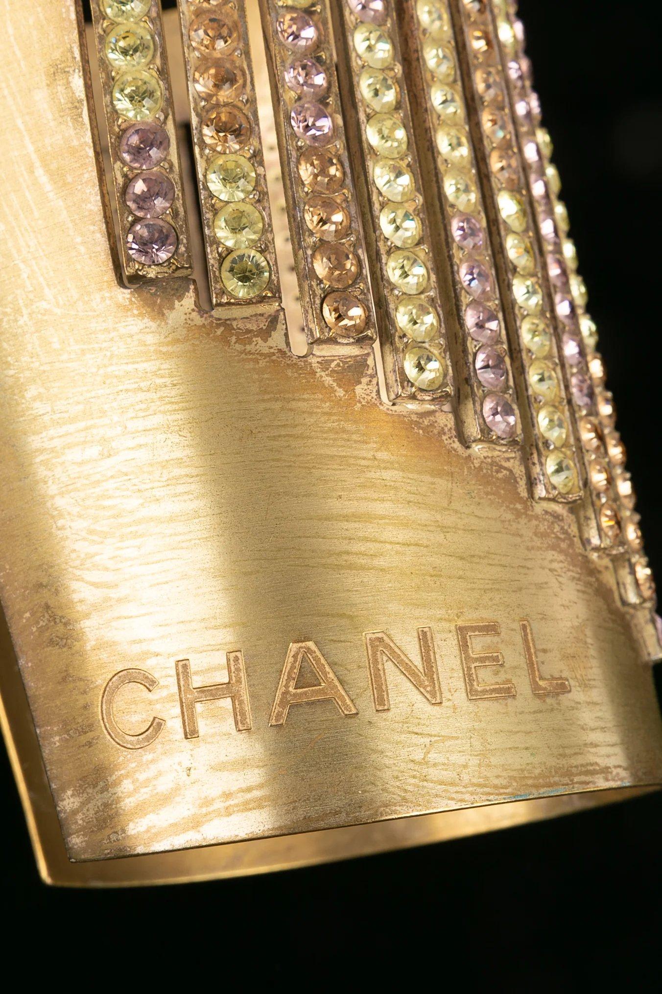 Chanel Cuff Bracelet in Golden Metal Sleeve Paved with Multicolored Rhinestones In Good Condition For Sale In SAINT-OUEN-SUR-SEINE, FR