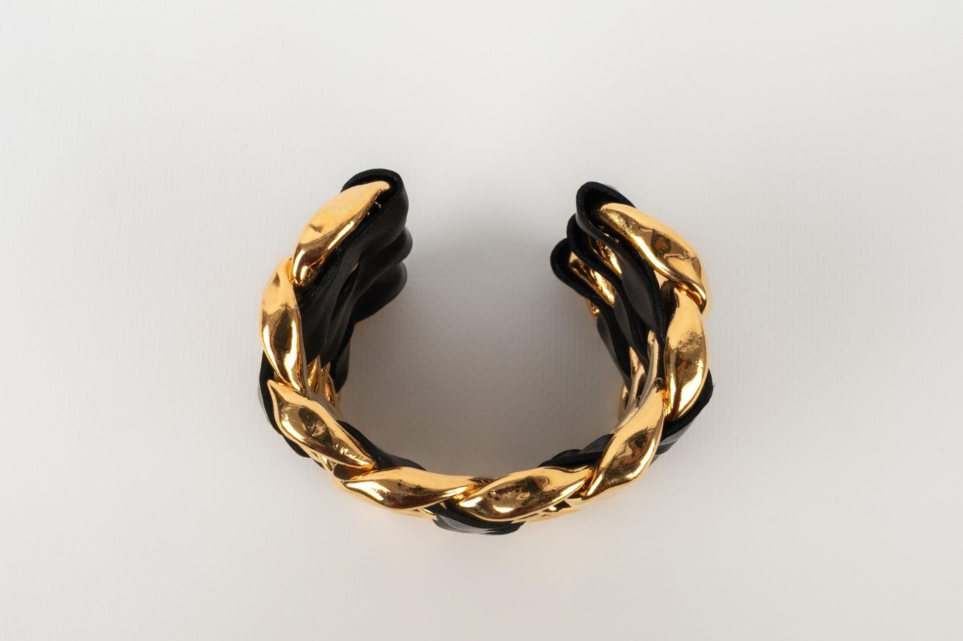 Chanel Cuff Bracelet in Golden Metal with Black Leather, 1980s In Excellent Condition For Sale In SAINT-OUEN-SUR-SEINE, FR