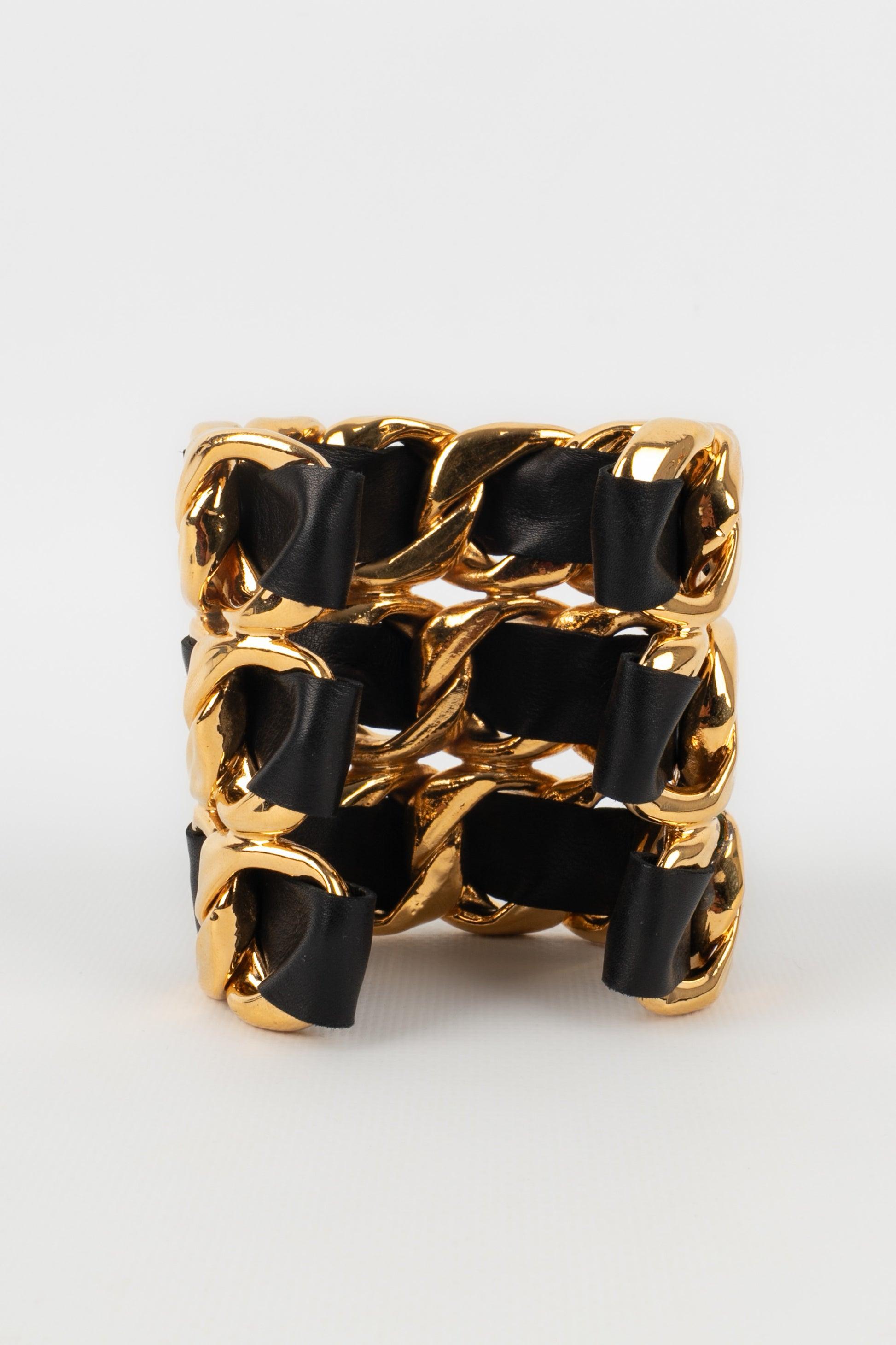 Chanel Manschettenarmband aus goldenem Metall mit schwarzem Leder, 1980er Jahre Damen im Angebot