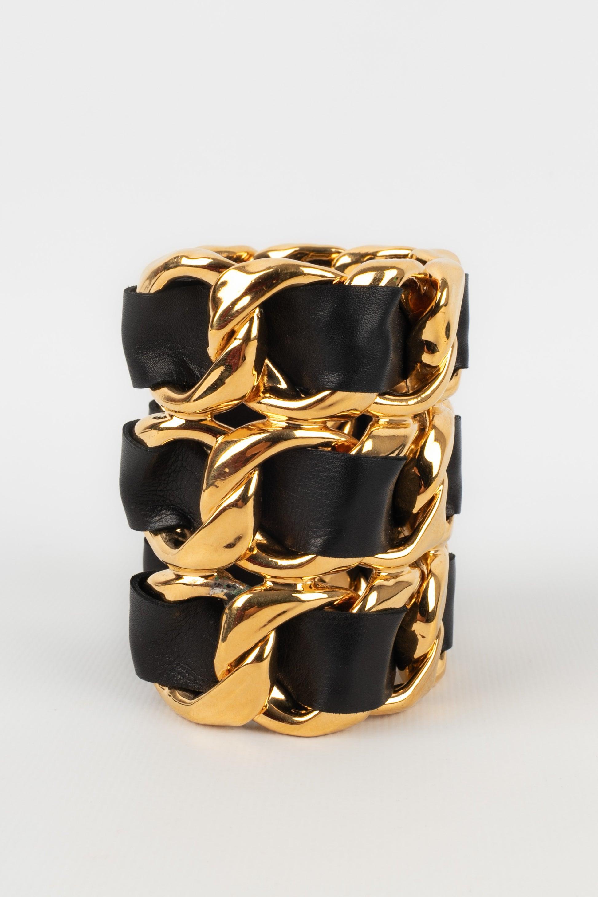 Chanel Manschettenarmband aus goldenem Metall mit schwarzem Leder, 1980er Jahre im Angebot 1