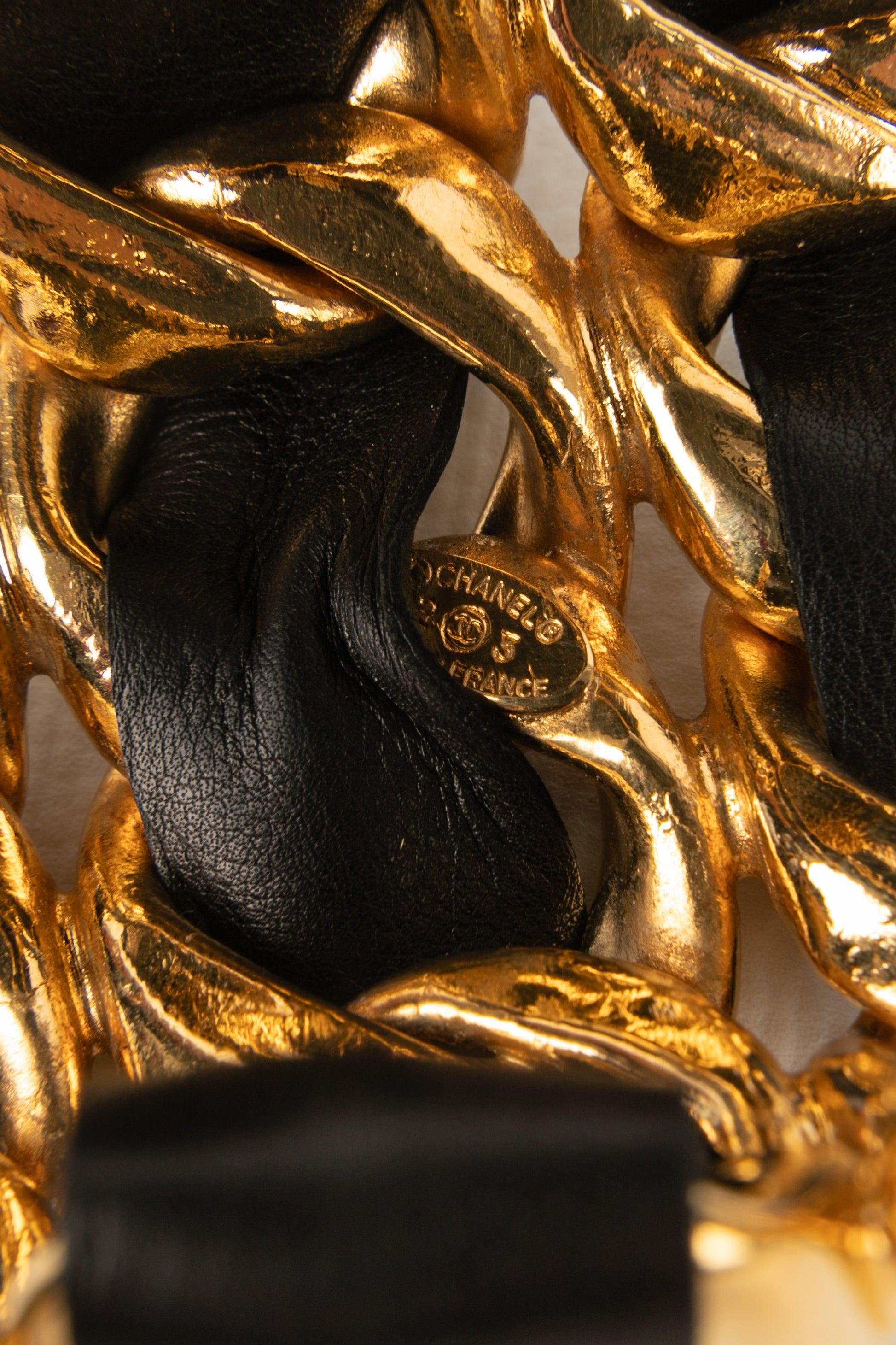 Chanel Manschettenarmband aus goldenem Metall mit schwarzem Leder, 1980er Jahre im Angebot 2
