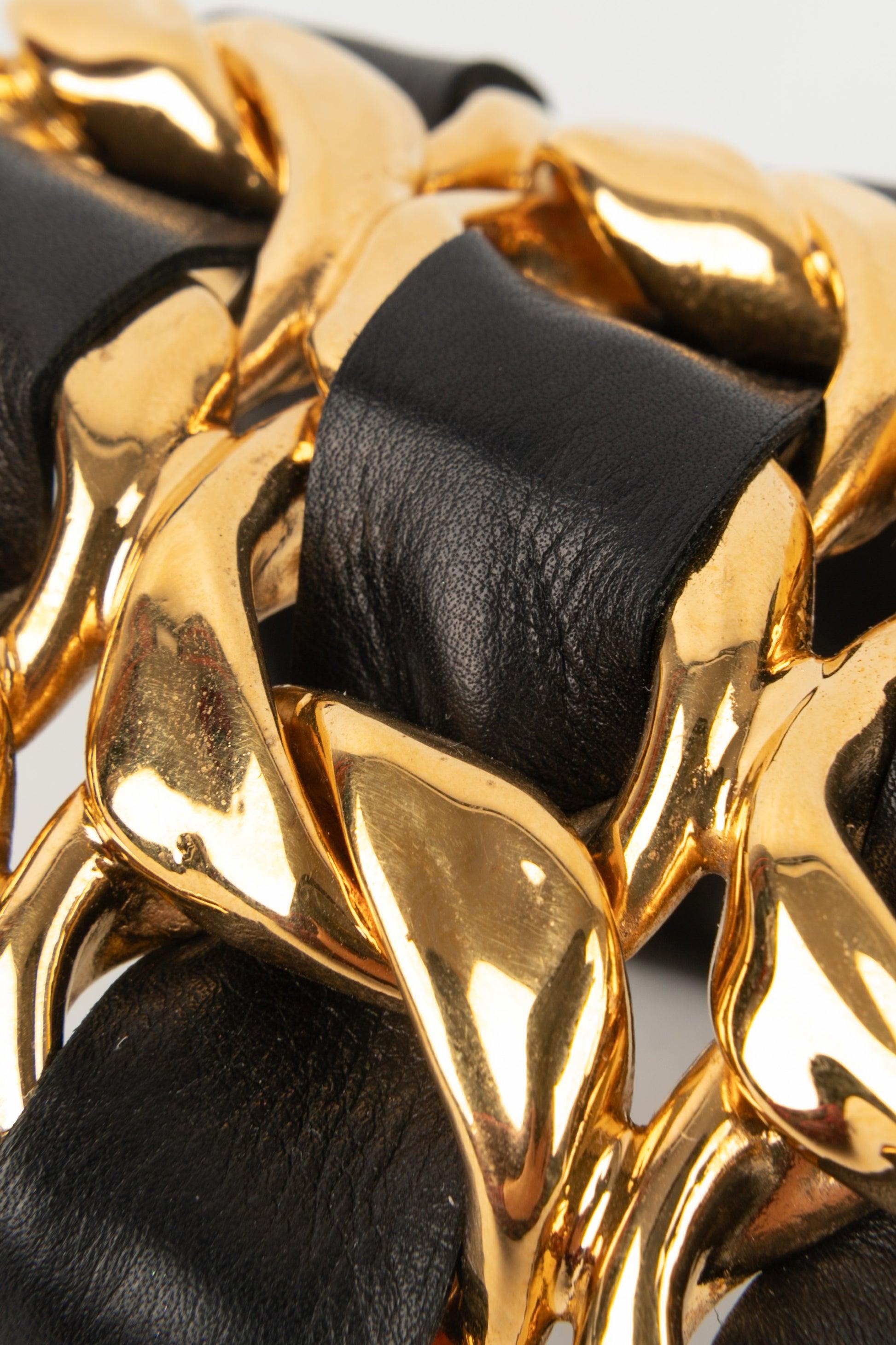 Chanel Manschettenarmband aus goldenem Metall mit schwarzem Leder, 1980er Jahre im Angebot 3