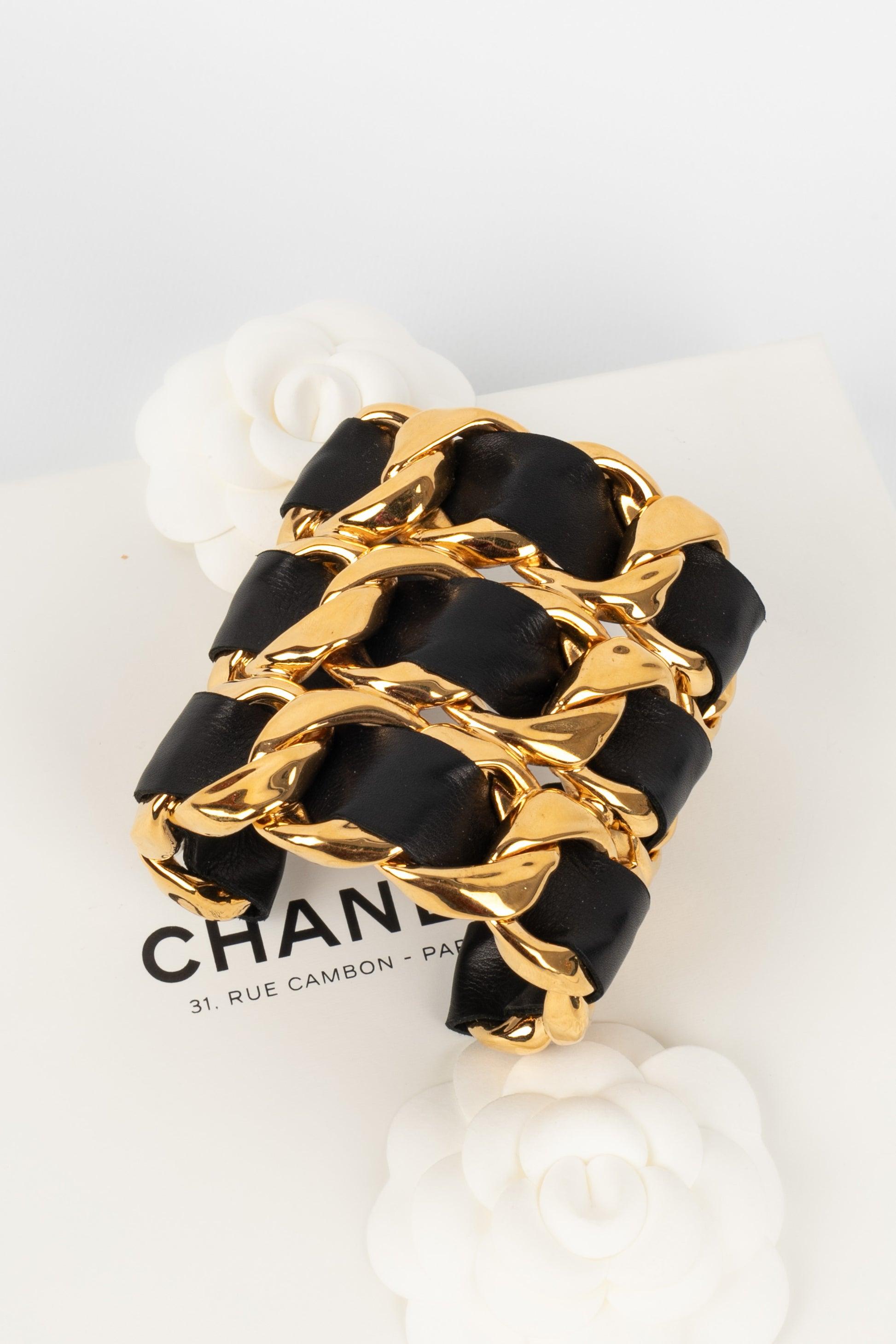 Chanel Manschettenarmband aus goldenem Metall mit schwarzem Leder, 1980er Jahre im Angebot 4