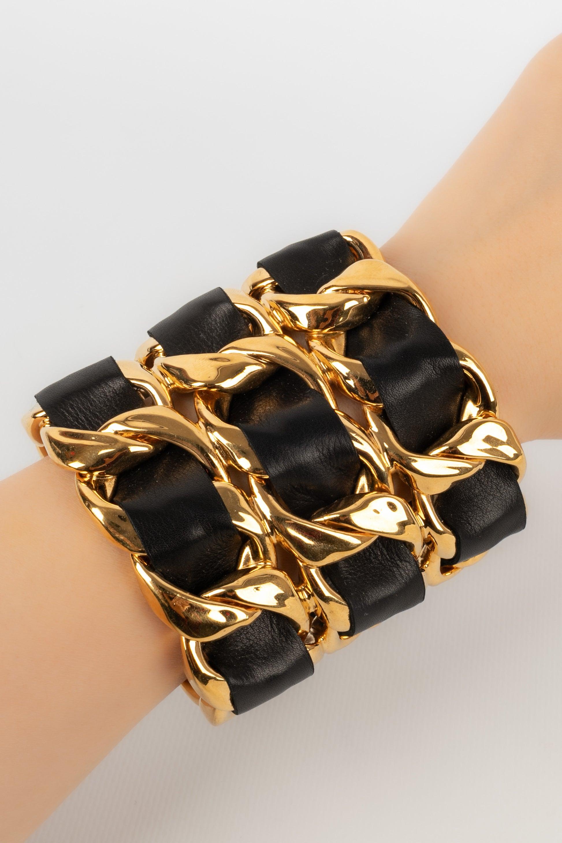 Chanel Manschettenarmband aus goldenem Metall mit schwarzem Leder, 1980er Jahre im Angebot 5