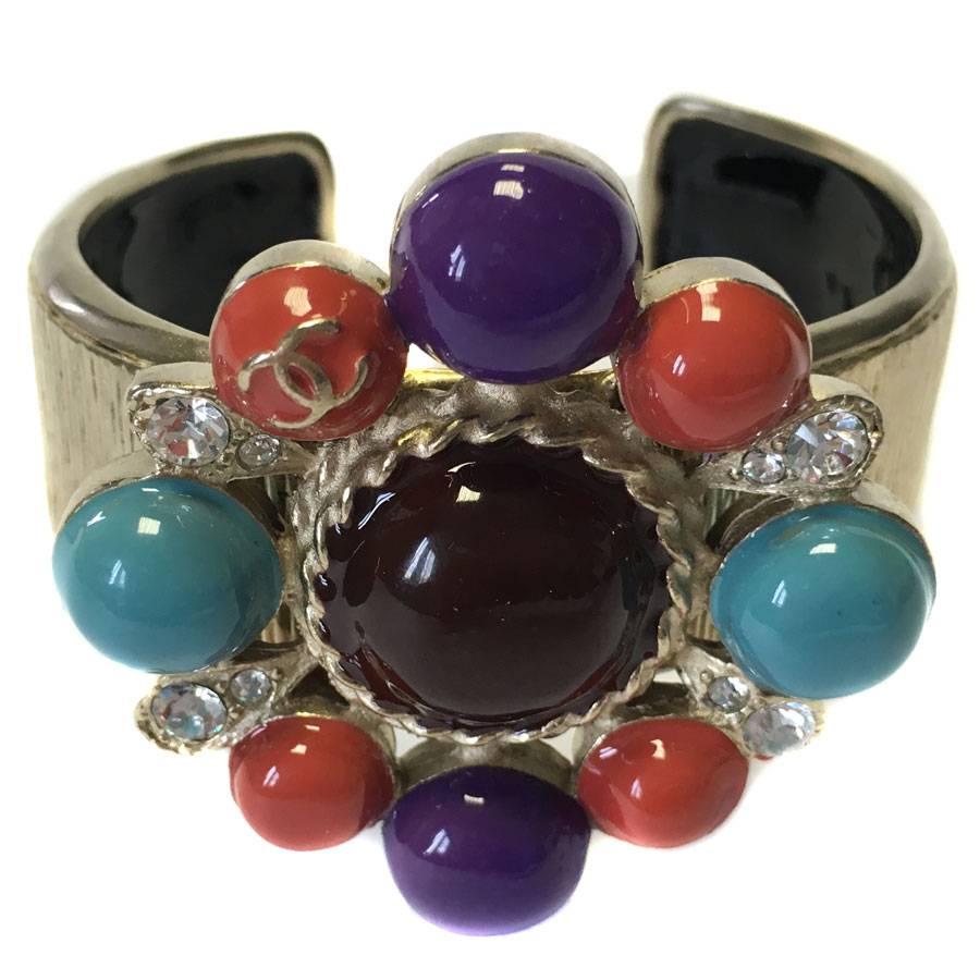 CHANEL Cuff Bracelet in Pale Gold Metal, Multicolored Resin Jewel and Brilliant In Excellent Condition In Paris, FR