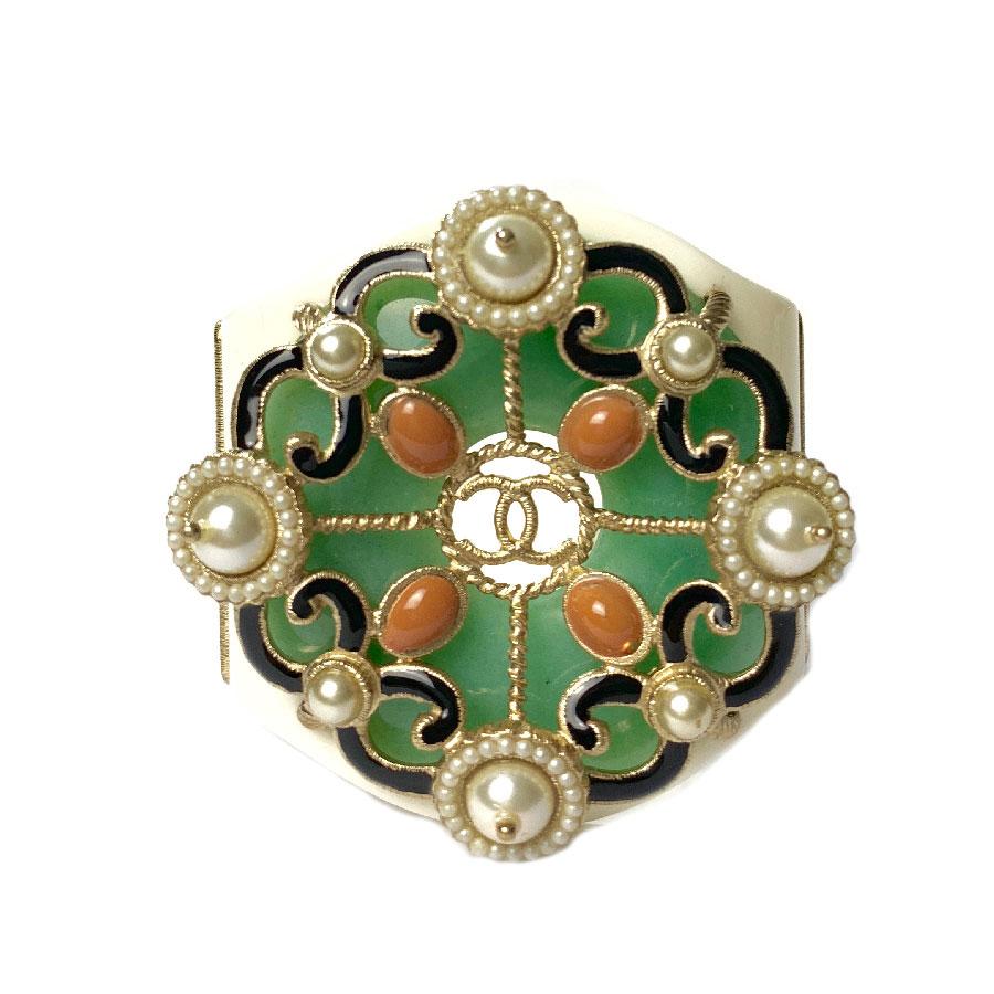 CHANEL Cuff Bracelet in White Resin, Gilt Metal, Pearls and Green Glass In Excellent Condition In Paris, FR