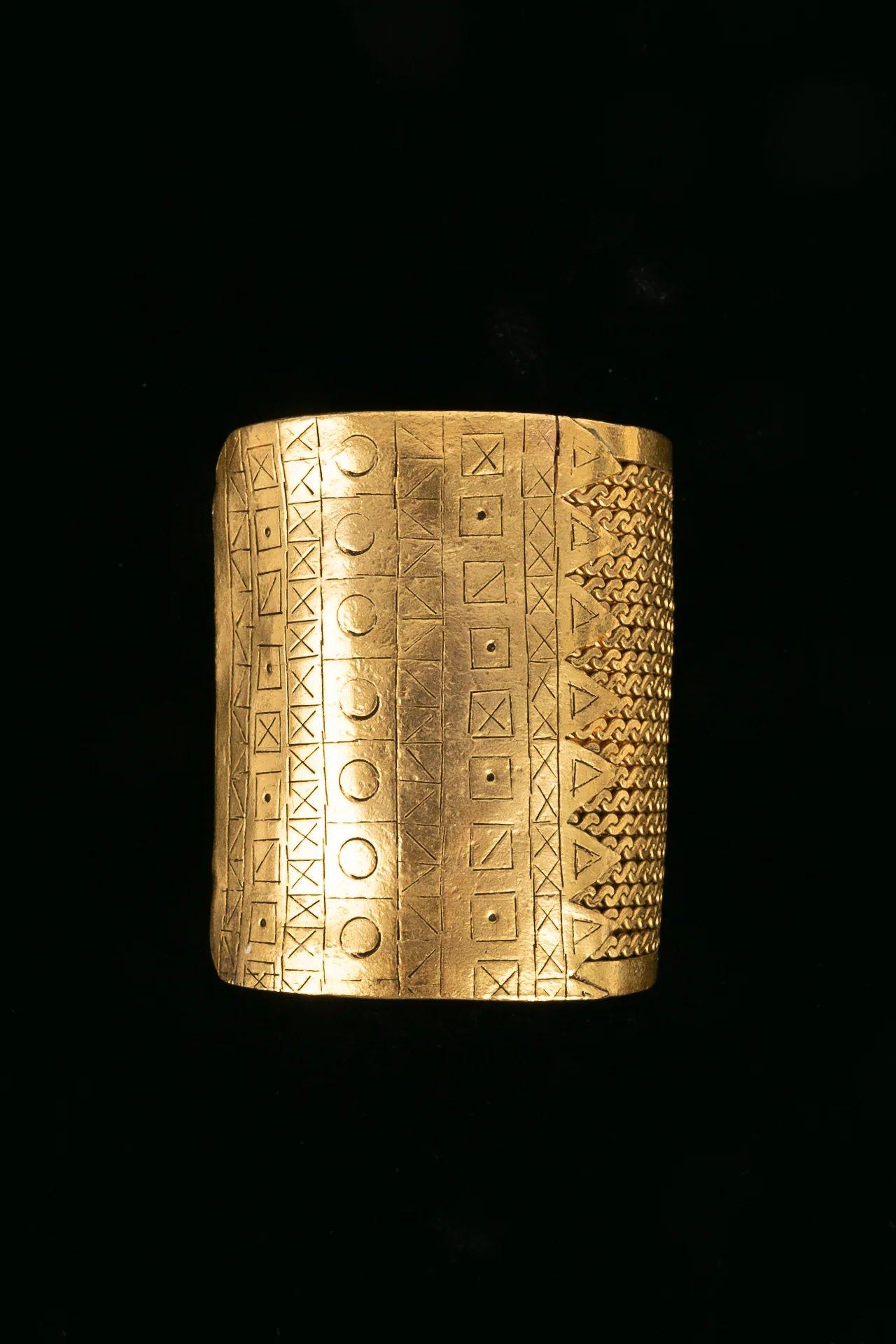 Chanel Cuff Bracelet Manchette in Engraved Gold Metal, 1984 In Excellent Condition In SAINT-OUEN-SUR-SEINE, FR