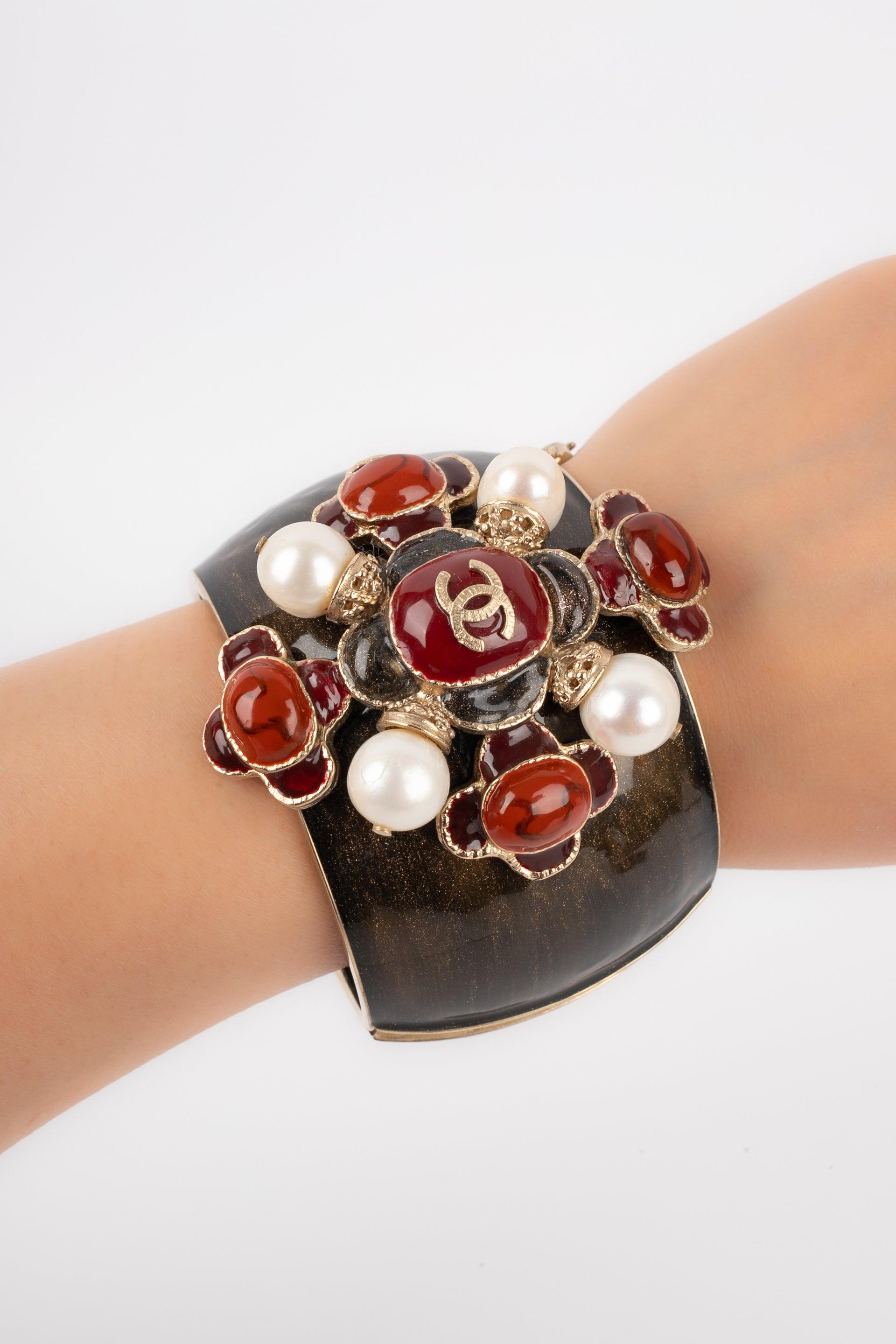 Chanel - Enameled cuff bracelet topped with a pearl stylised cross pattern. 2011 