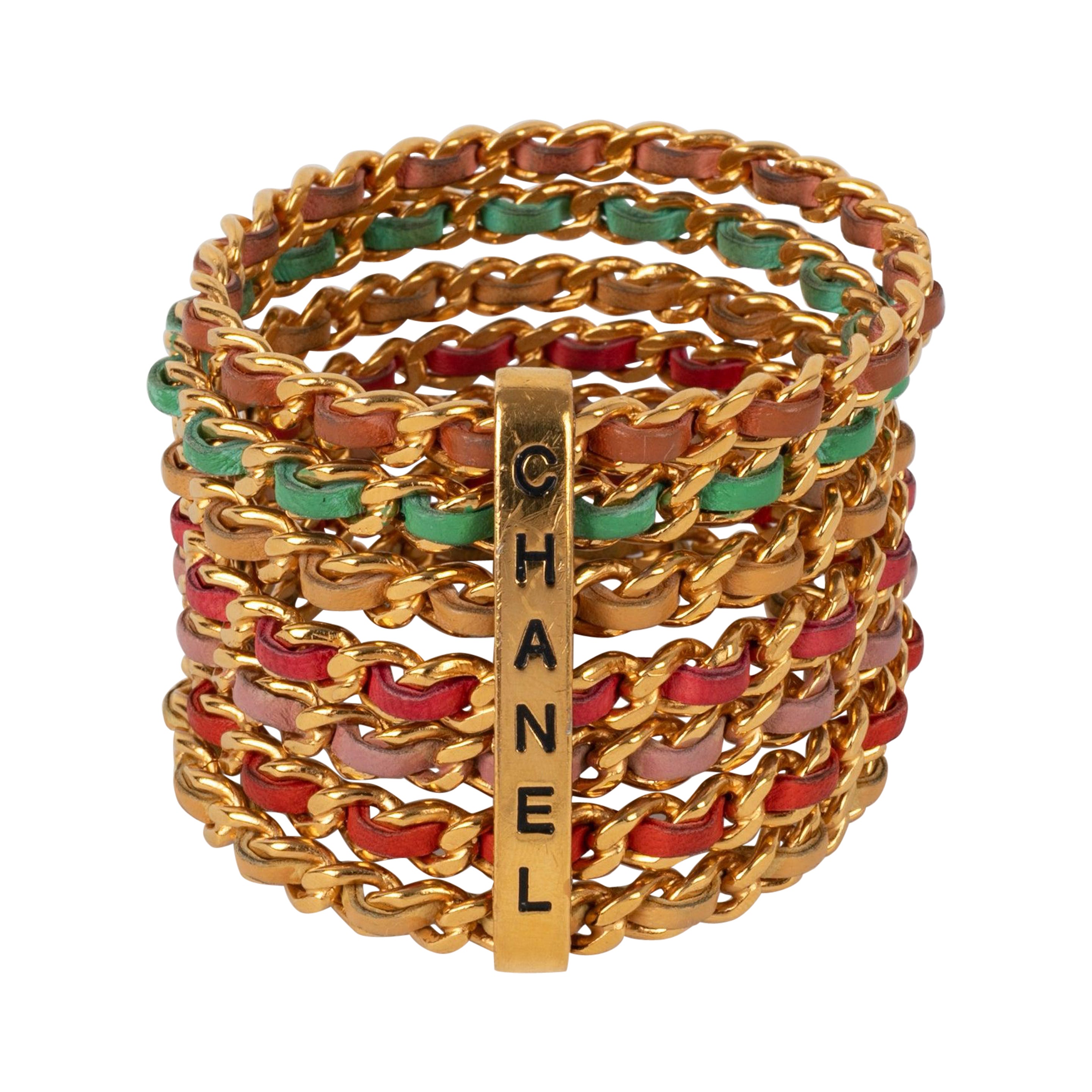 Ensemble de sept bracelets de manchettes Chanel en métal doré, 1993 en vente