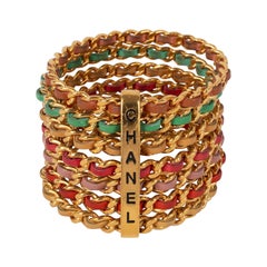 Ensemble de sept bracelets de manchettes Chanel en métal doré, 1993