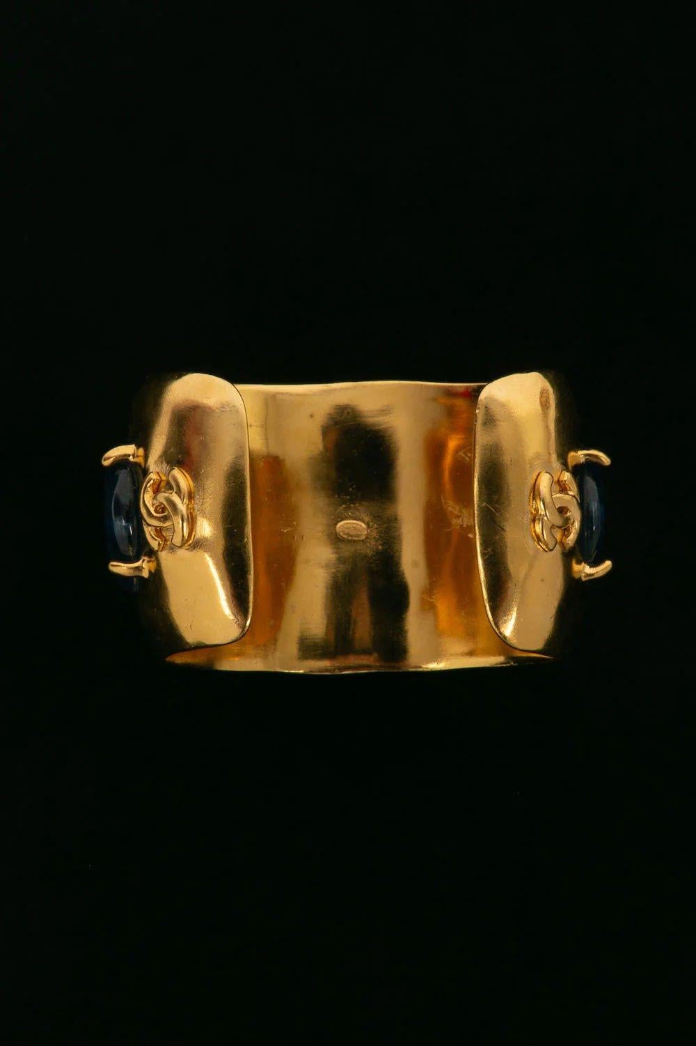 Chanel Cuff in Gilded Metal, 1997 In Excellent Condition For Sale In SAINT-OUEN-SUR-SEINE, FR