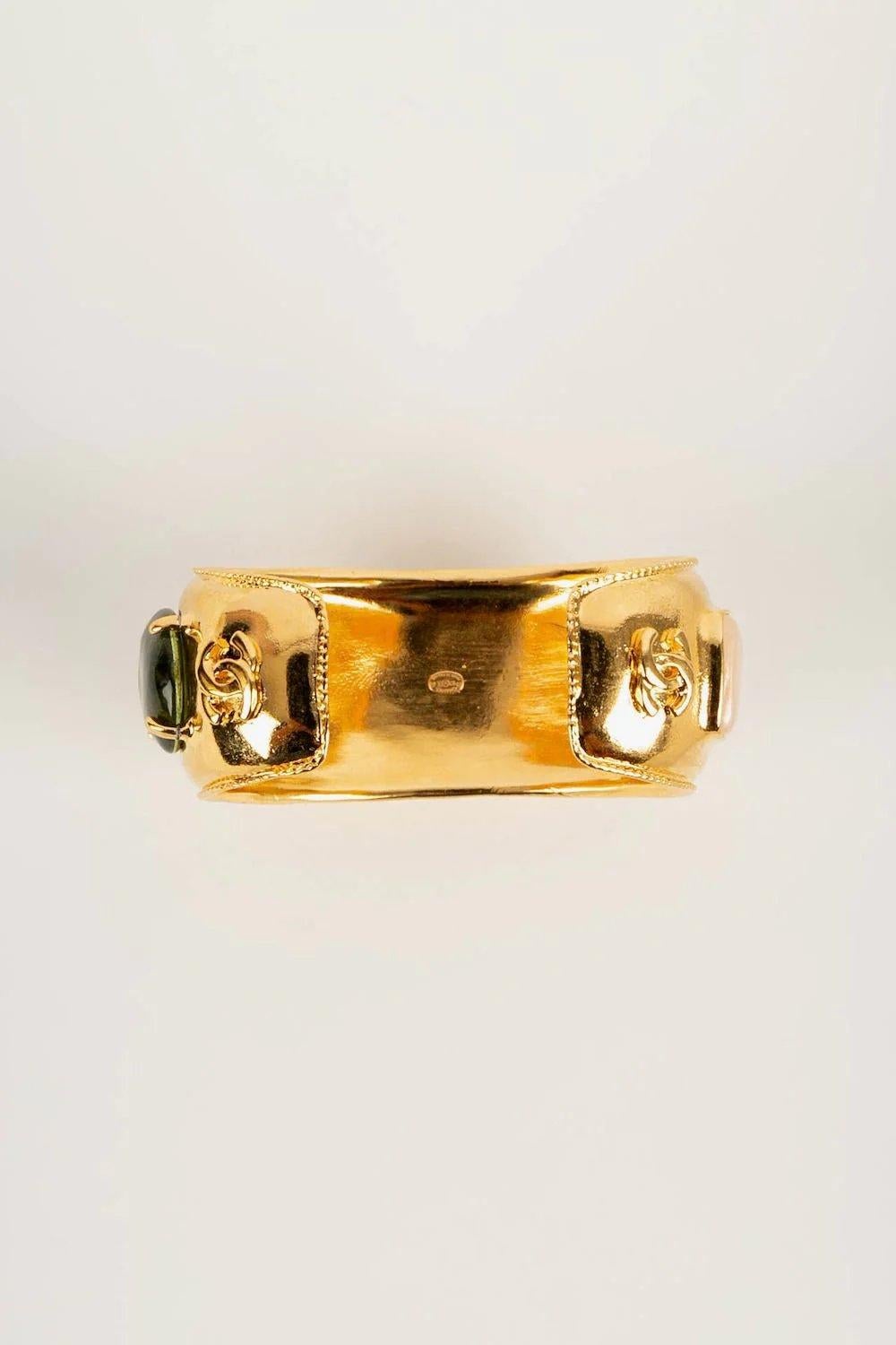 Chanel Cuff in Gilded Metal and Black Glass Paste, 1997 In Excellent Condition For Sale In SAINT-OUEN-SUR-SEINE, FR