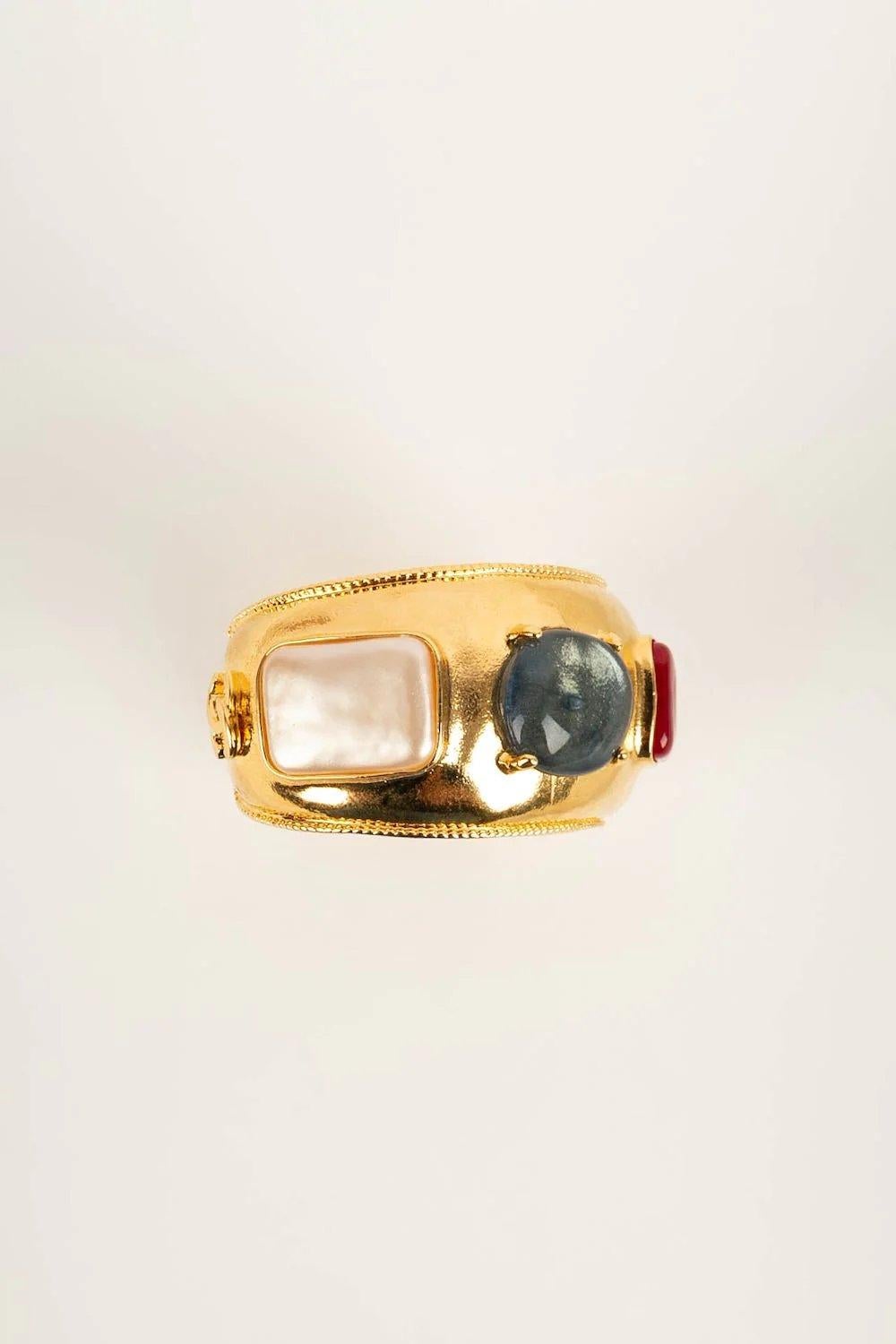 Women's Chanel Cuff in Gilded Metal and Black Glass Paste, 1997 For Sale