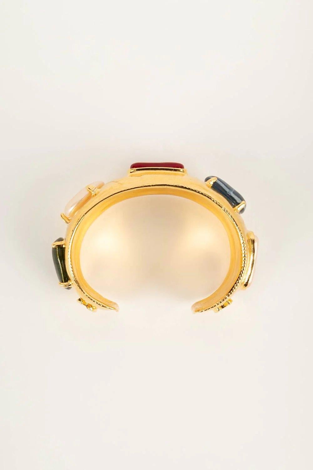 Chanel Cuff in Gilded Metal and Black Glass Paste, 1997 For Sale 1