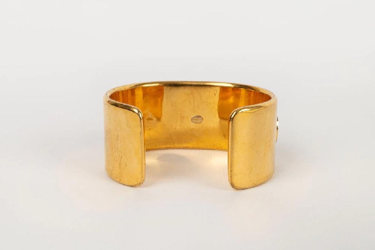 Chanel Cuff in Gold, Fall 1997 In Good Condition For Sale In SAINT-OUEN-SUR-SEINE, FR