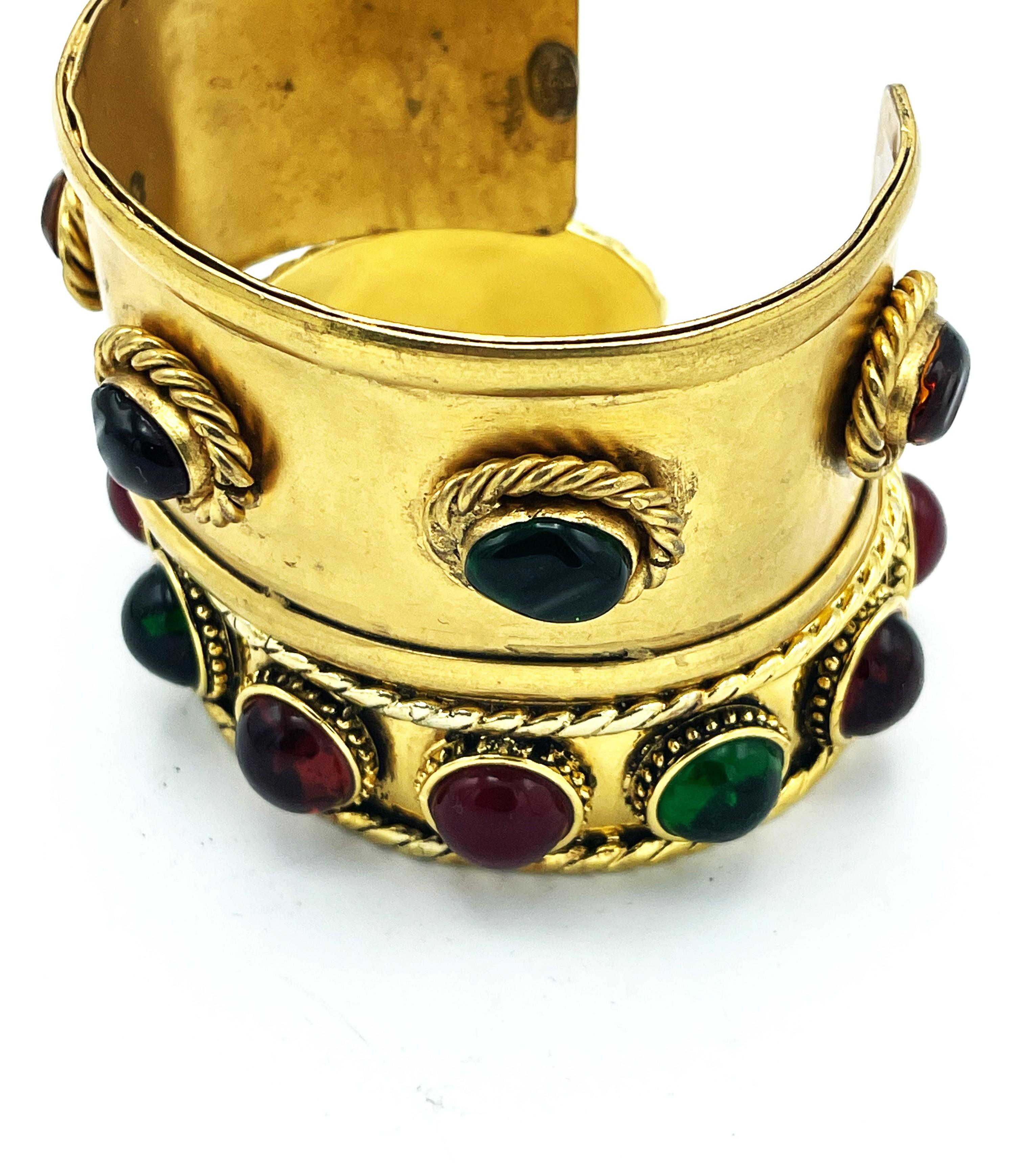 CHANEL/Cuff, bracelet ouvert plaqué or avec 5 rosettes en verre Gripoix 1994 A en vente 9