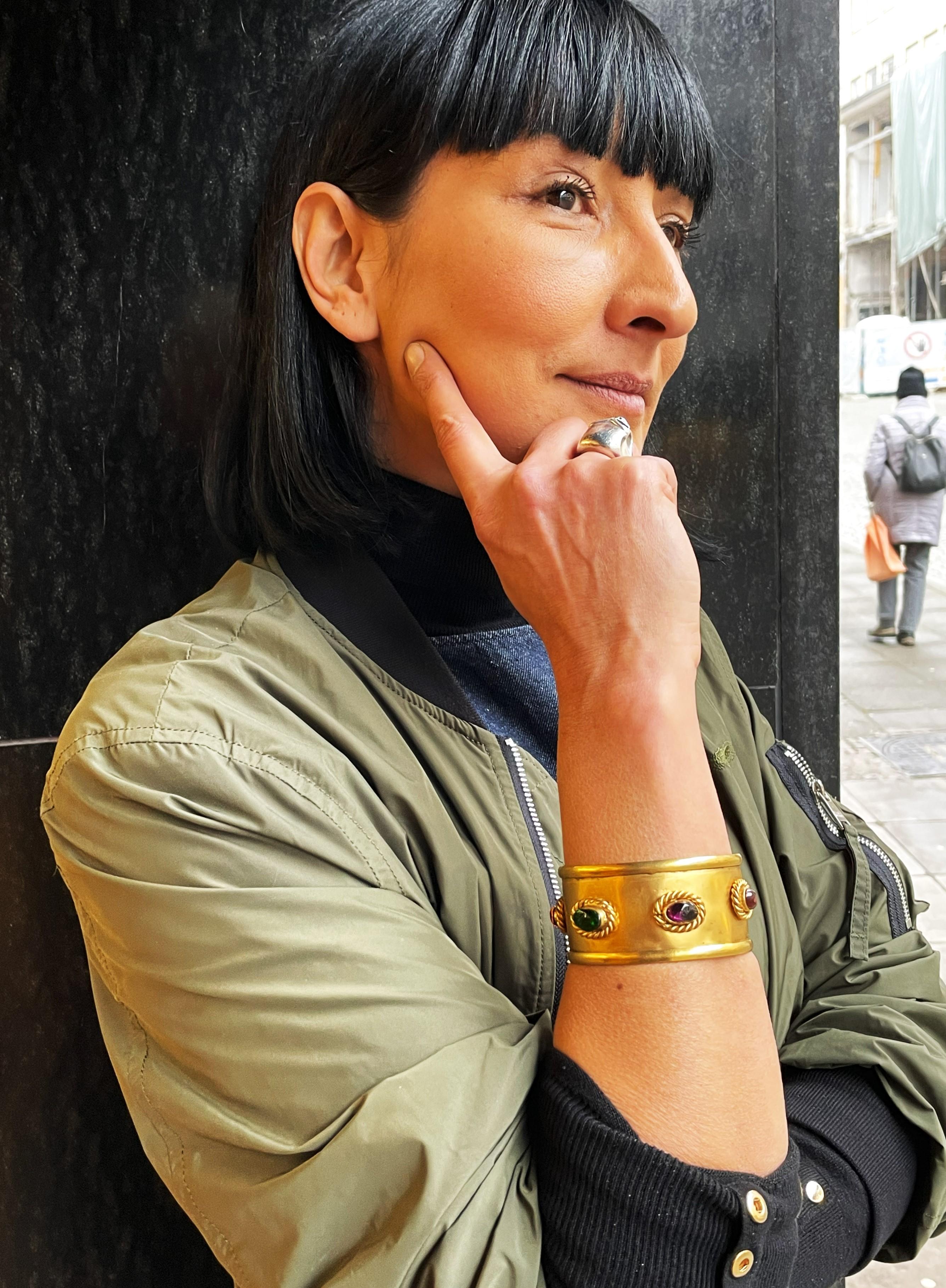 Moderne CHANEL/Cuff, bracelet ouvert plaqué or avec 5 rosettes en verre Gripoix 1994 A en vente