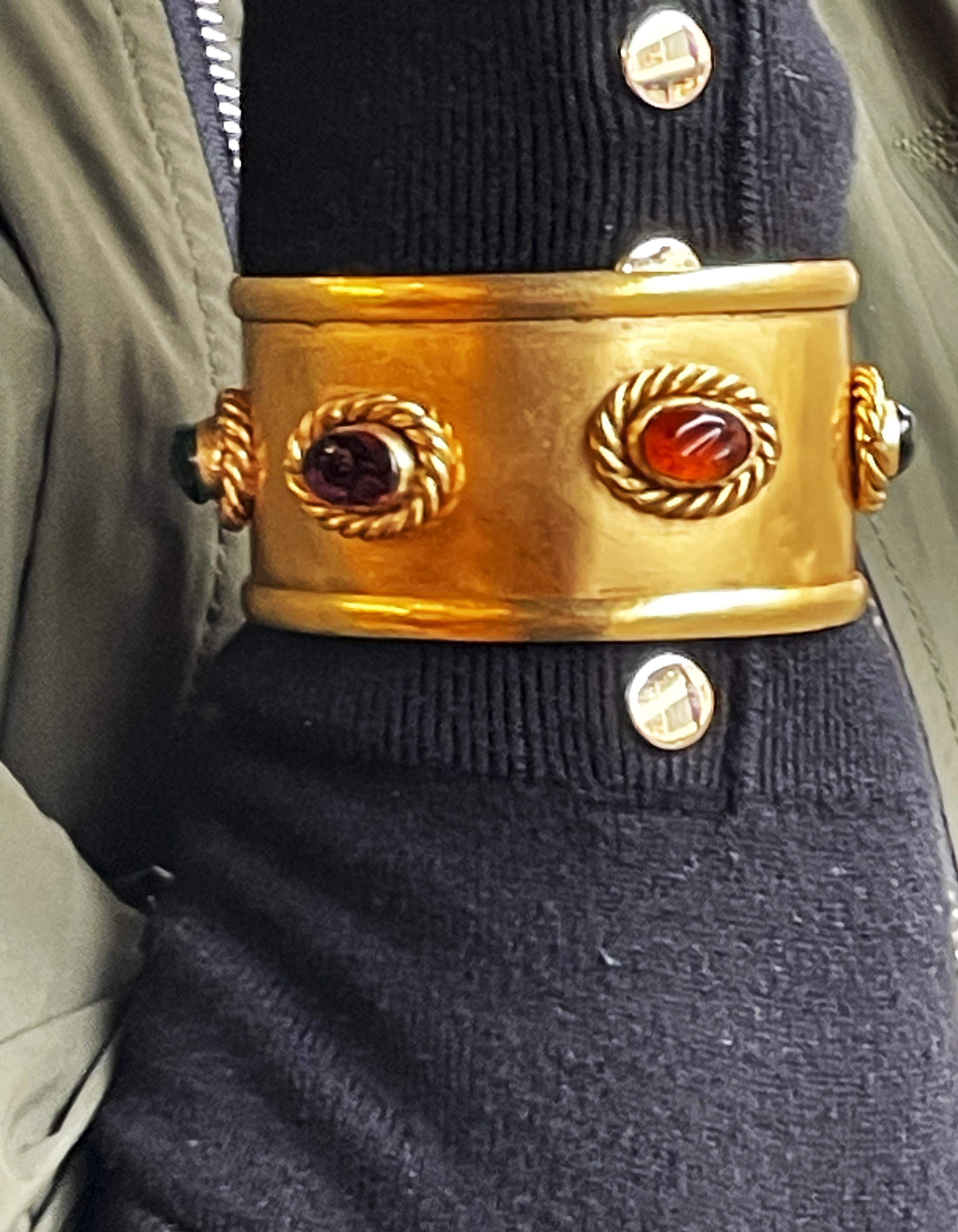 CHANEL/Cuff, bracelet ouvert plaqué or avec 5 rosettes en verre Gripoix 1994 A Pour femmes en vente