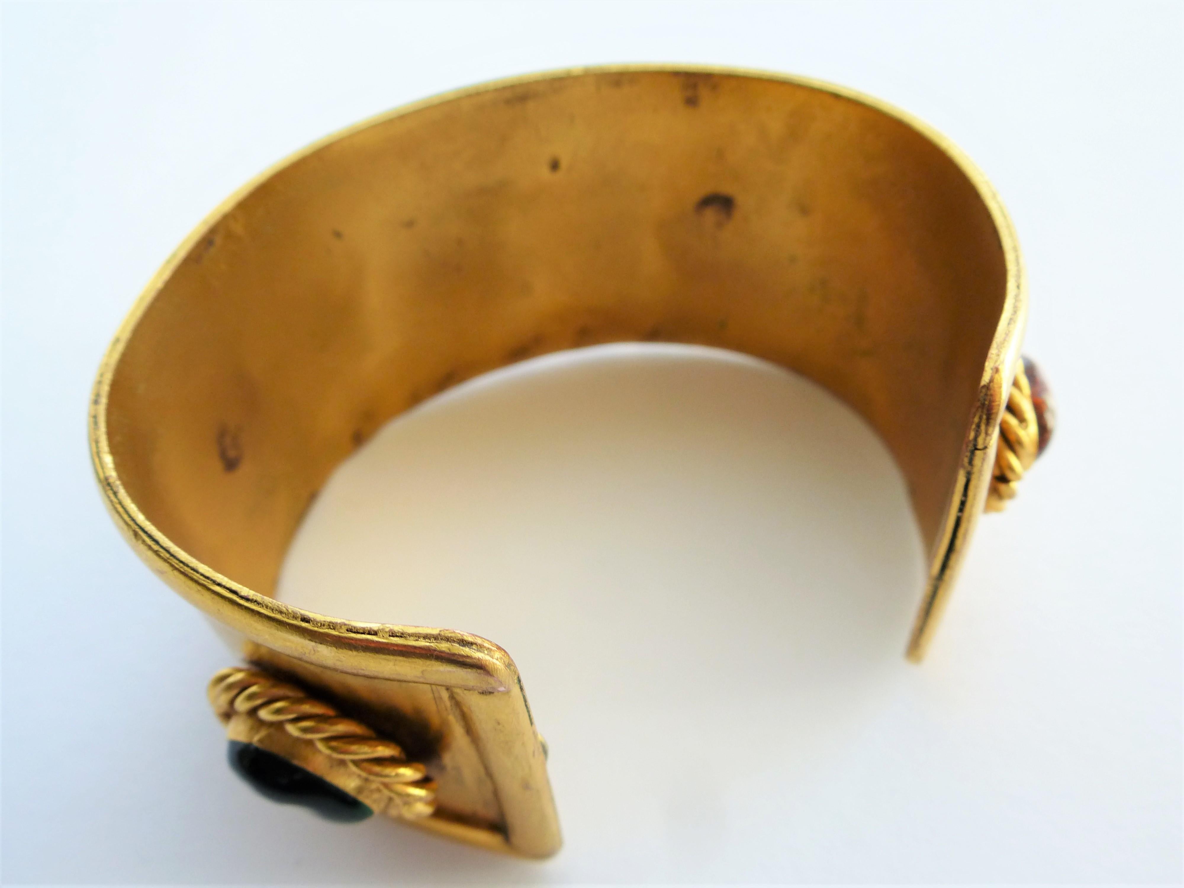 CHANEL/Cuff, bracelet ouvert plaqué or avec 5 rosettes en verre Gripoix 1994 A en vente 2