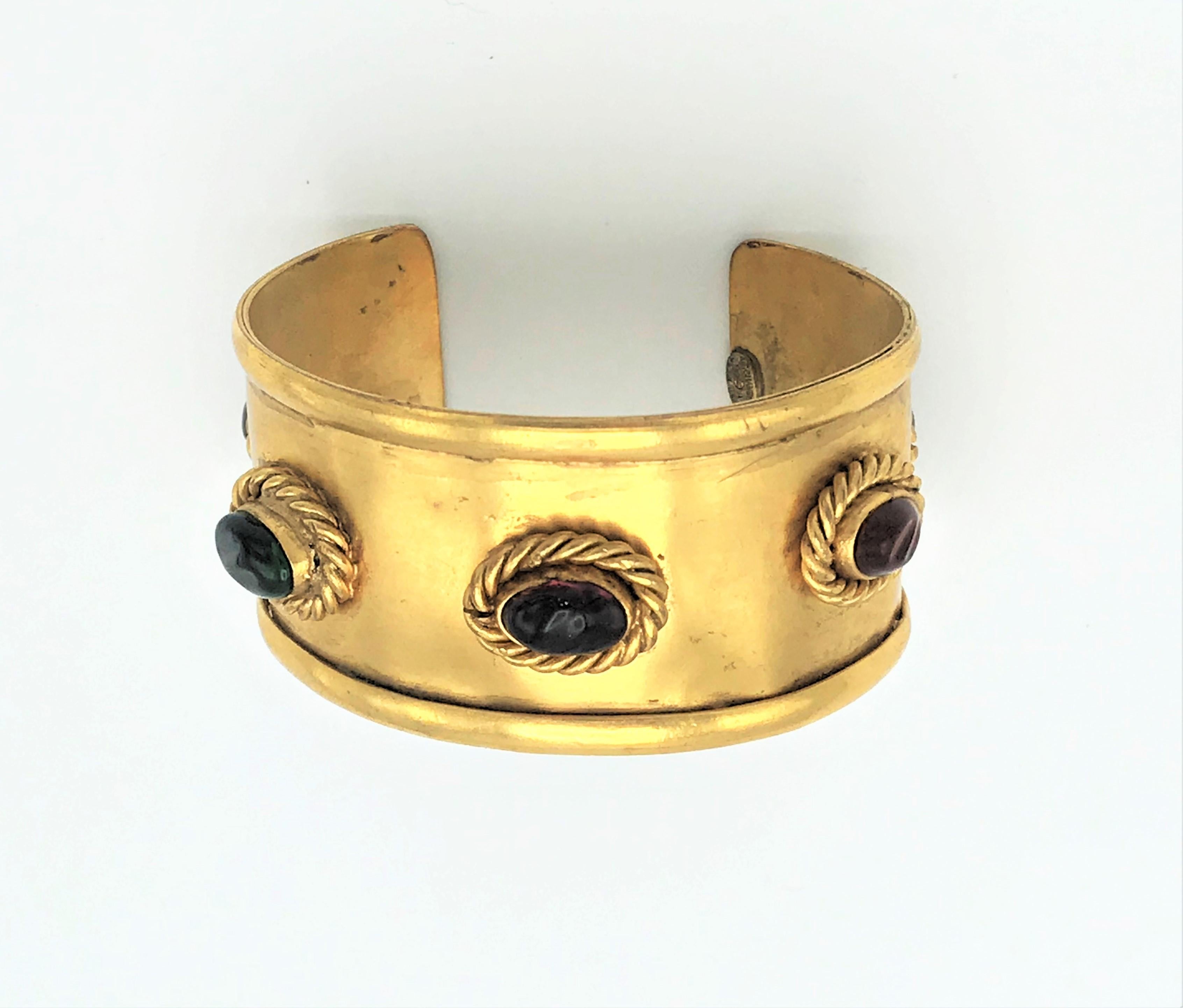 CHANEL/Cuff, bracelet ouvert plaqué or avec 5 rosettes en verre Gripoix 1994 A en vente 4