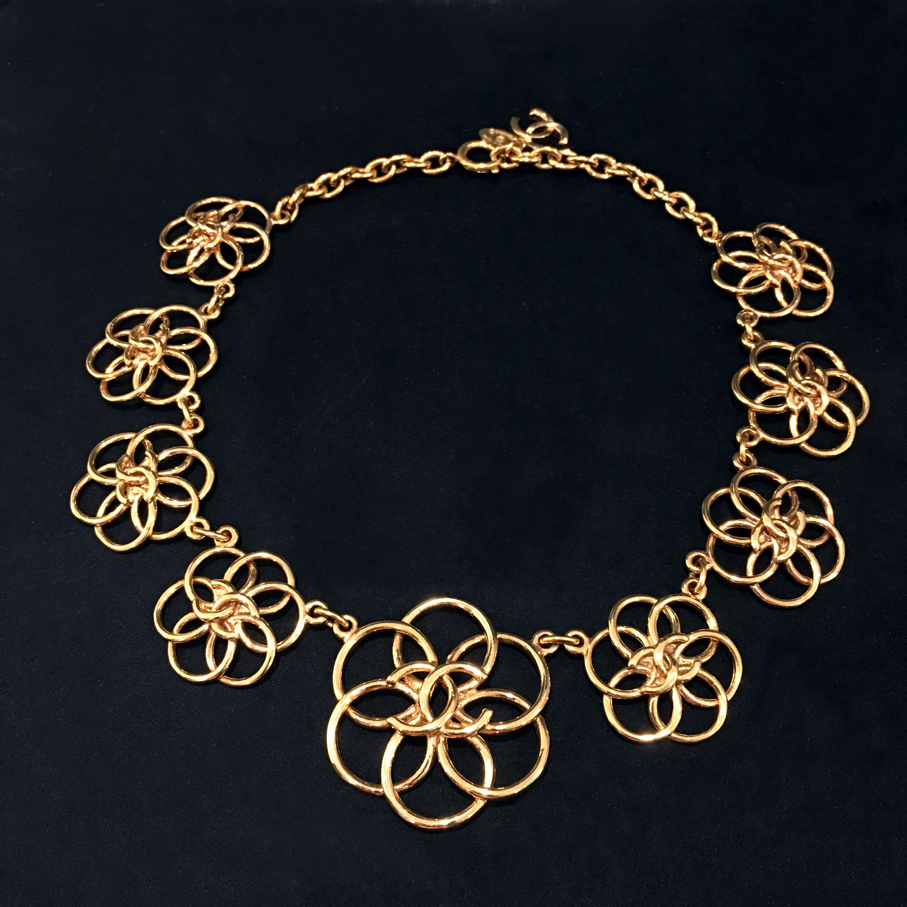 Chanel Custom Gold Plated Flower Pendants Chain Short Necklace from 1980's In Excellent Condition For Sale In Central & Western District, HK