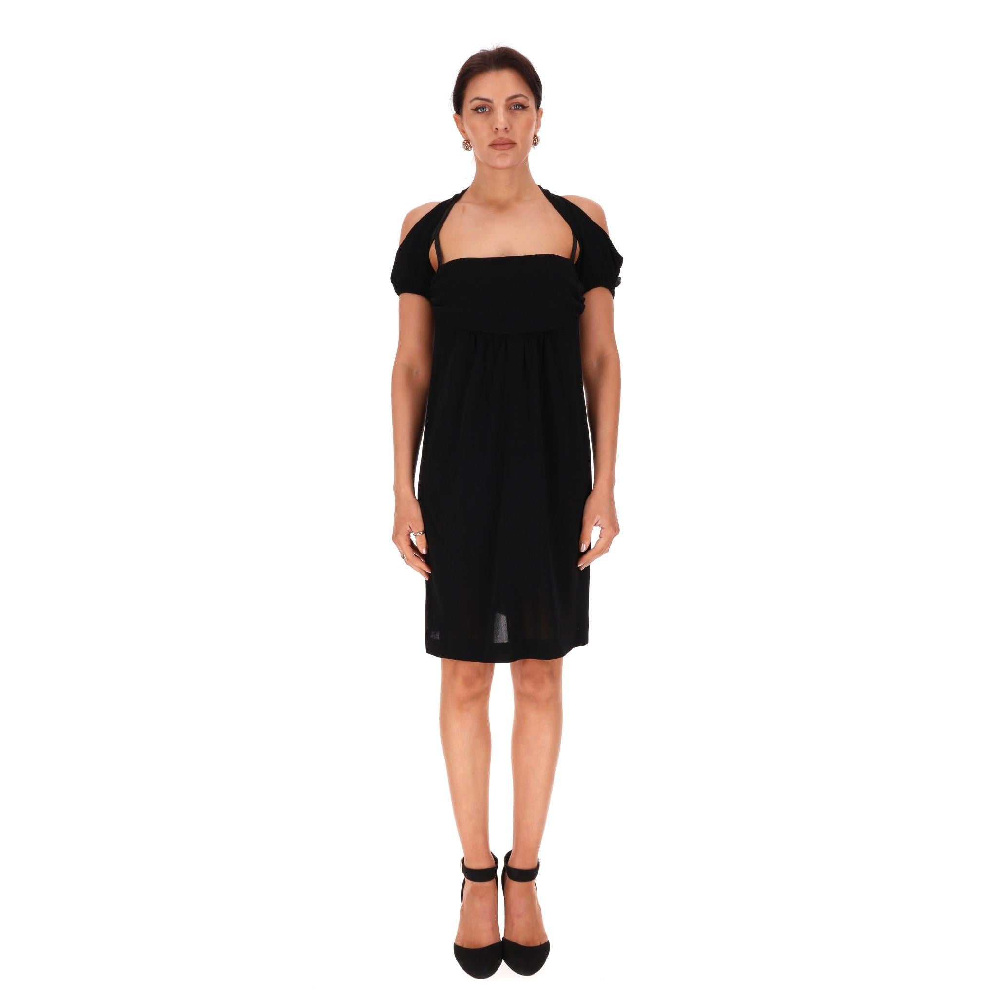 Vestito Chanel con taglio sulle spalle

Abito nero con scollo quadrato e dettaglio sulle spalle con maniche corte e a sbuffo.

Caratterizzato da vita leggermente arricciata e gonna svasata al ginocchio.

Dettagliato con l'iconica chiusura con
