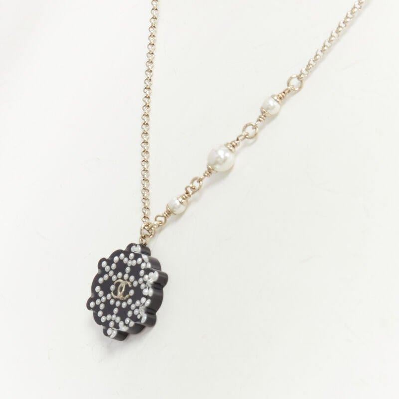 CHANEL D18 CC micro black snowflake acrylic triple pearl embellished necklace
Reference: TGAS/C01559
Brand: Chanel
Designer: Virginie Viard
Collection: D18
Material: Acrylic, Metal
Color: Black, Gold
Pattern: Logomania
Closure: Lobster Clasp
Extra