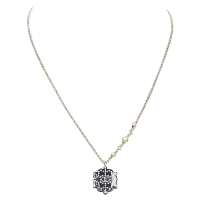 CHANEL D18 CC micro black snowflake acrylic triple pearl embellished necklace