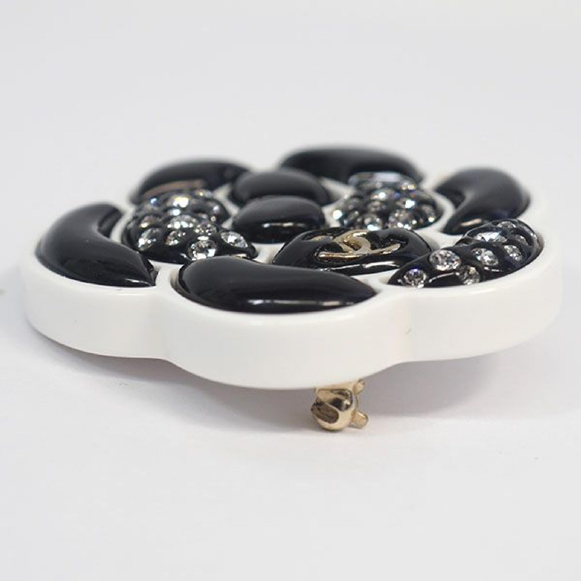 An authentic CHANEL D19 camelia brooch resin brooch white x black The outside material is Resin. This item is Contemporary. The year of manufacture would be 1986.
Rank
A beautiful goods
Used items with little bit signs of wear but beautiful